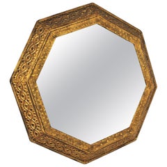 Specchio ottagonale spagnolo in ferro dorato Repousse di Ferro Art, anni '50