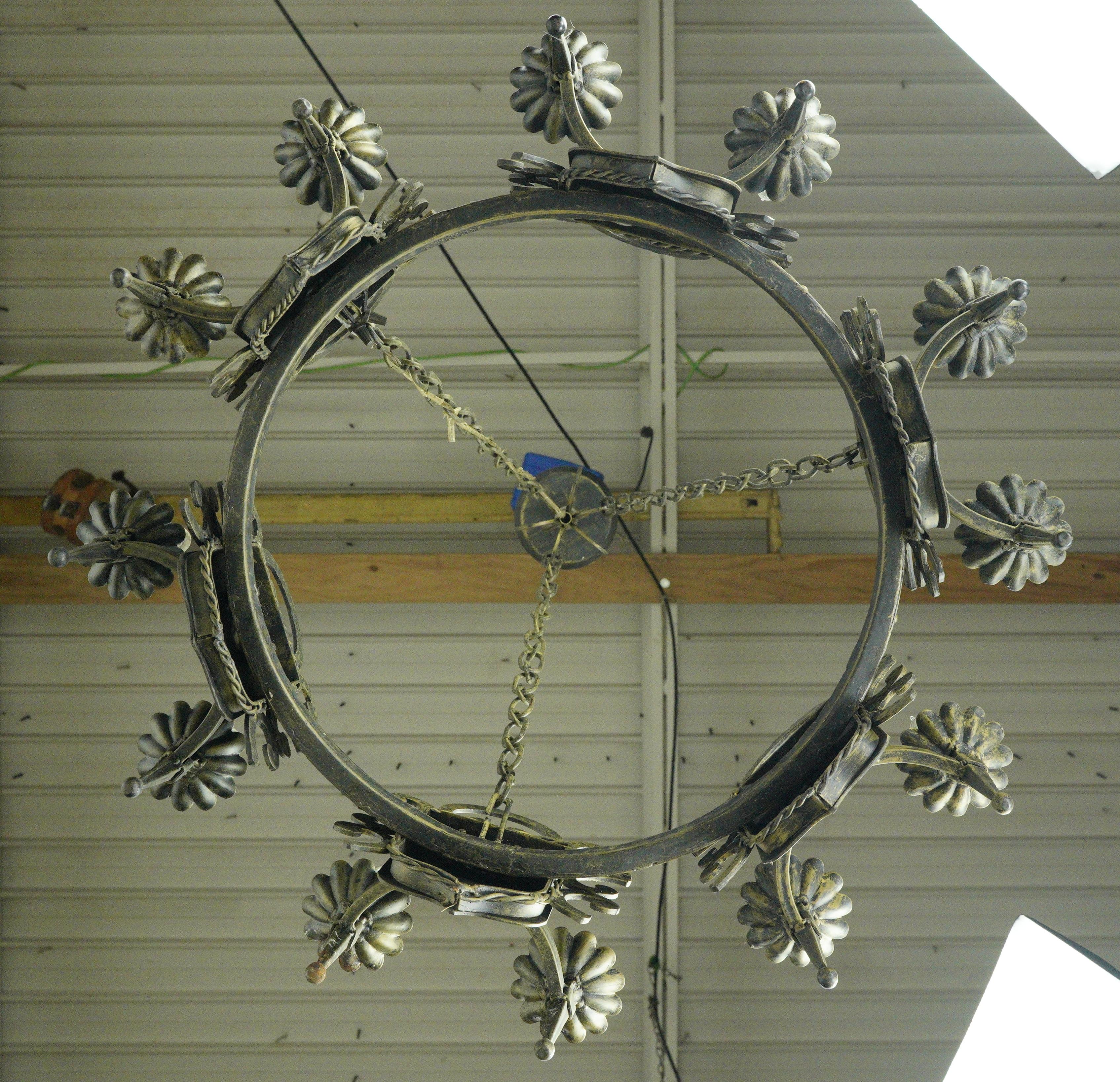 Lampadario medievale a 12 bracci con motivo a scudo in ferro battuto in vendita 6