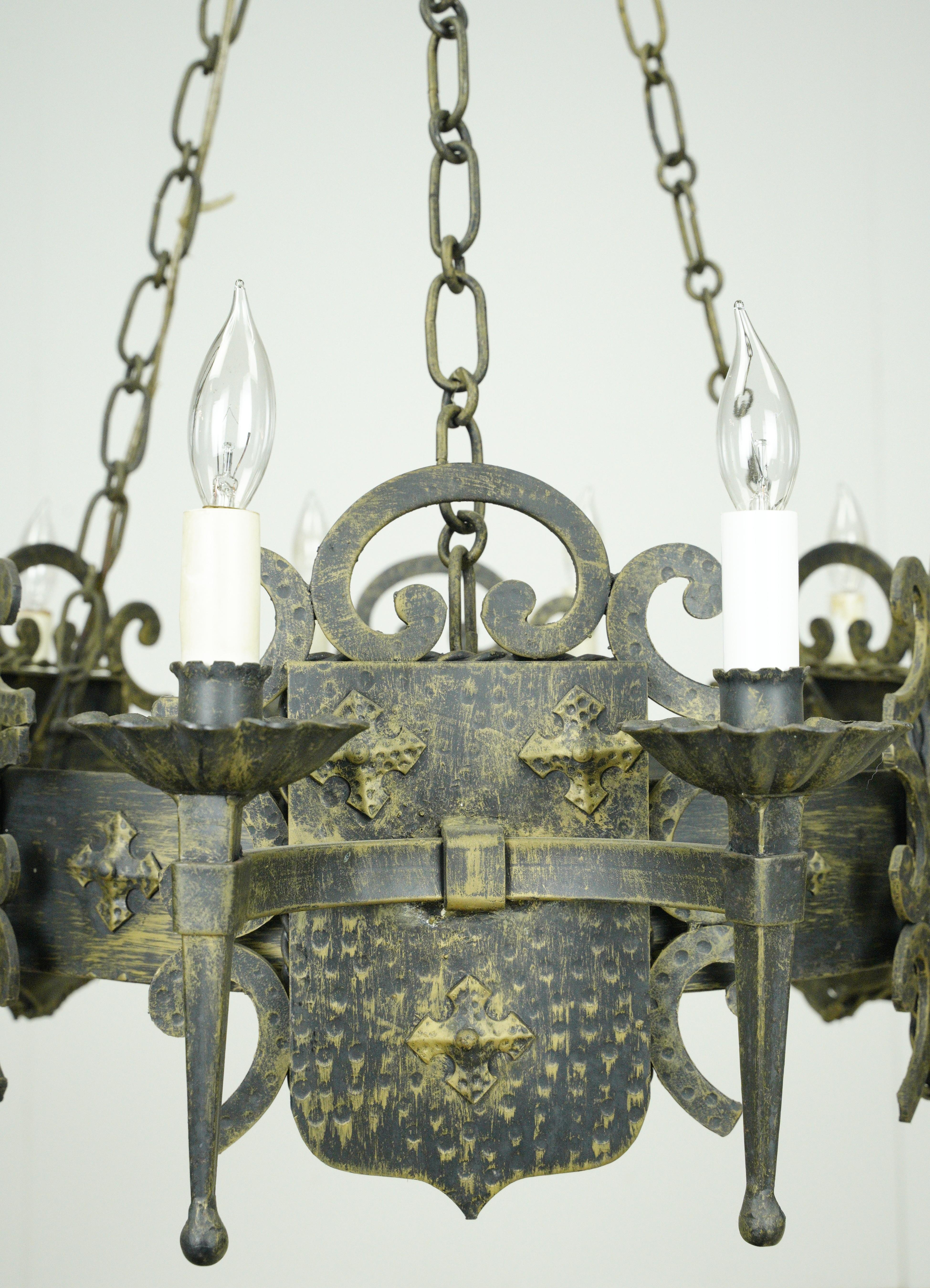 Martellato Lampadario medievale a 12 bracci con motivo a scudo in ferro battuto in vendita
