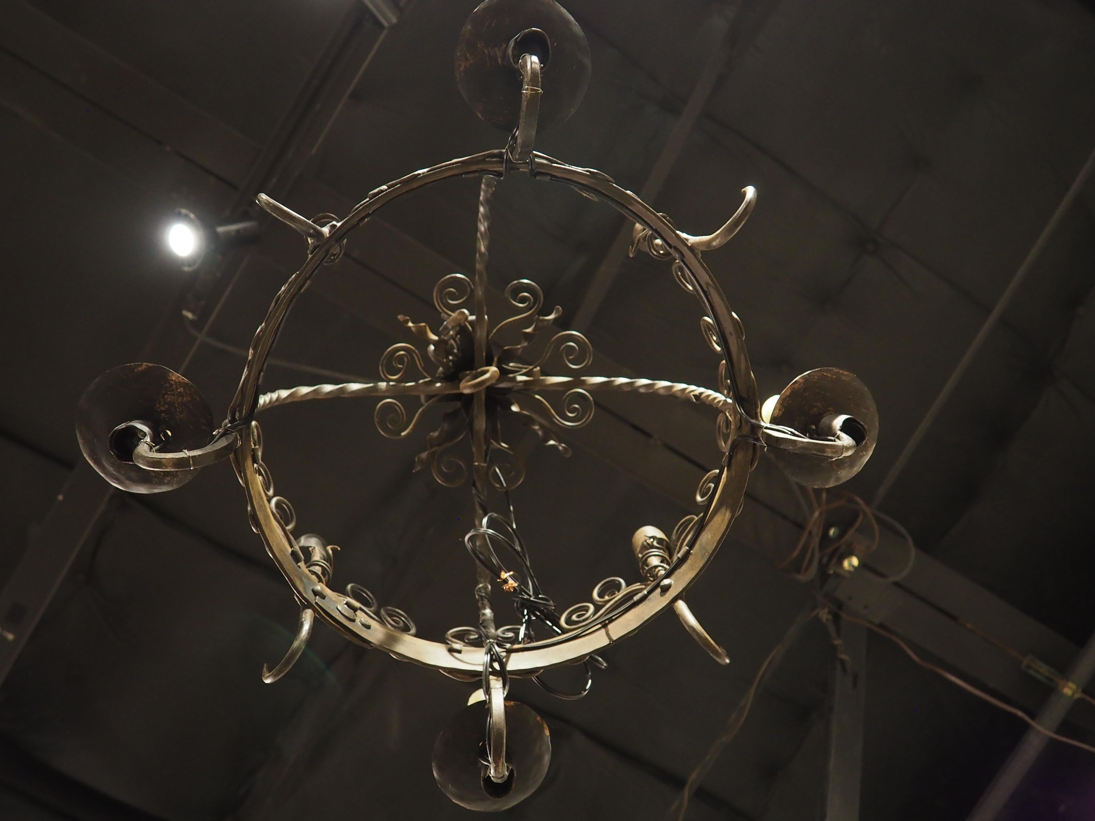 Lampadario country francese a 4 luci in ferro battuto con portacandele e ganci per pentole in vendita 4