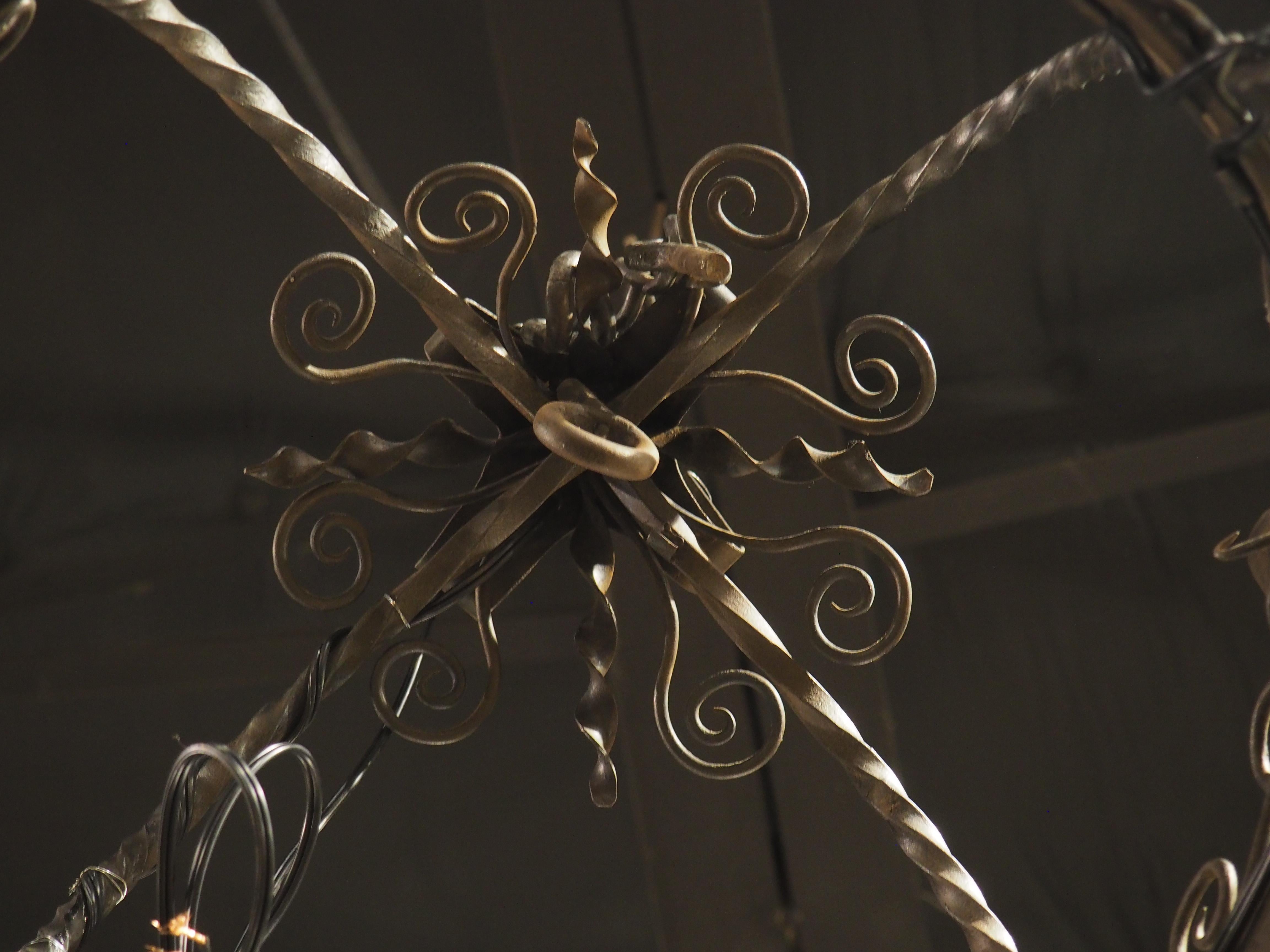 Lampadario country francese a 4 luci in ferro battuto con portacandele e ganci per pentole in vendita 5