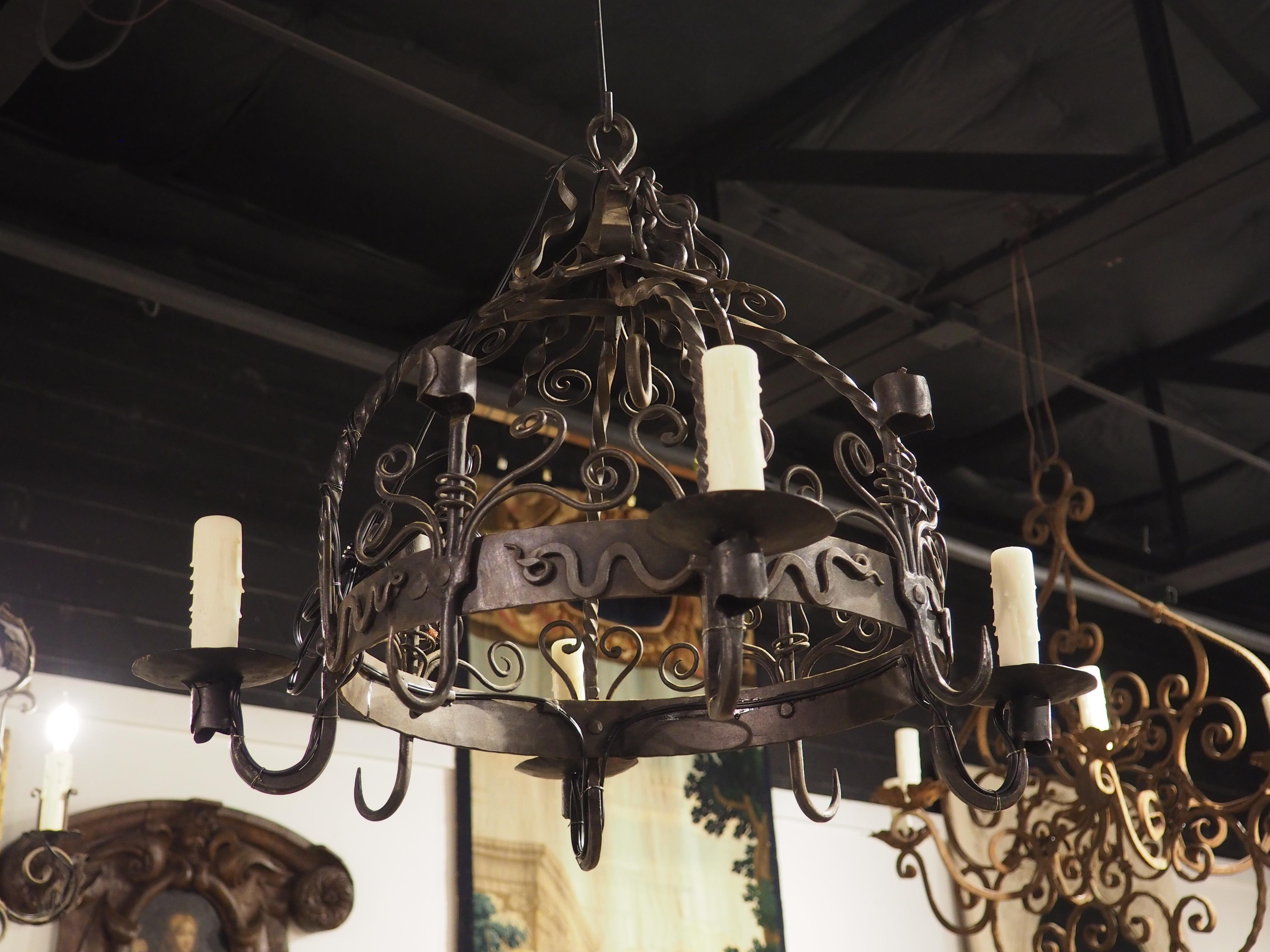 Lampadario country francese a 4 luci in ferro battuto con portacandele e ganci per pentole in vendita 6