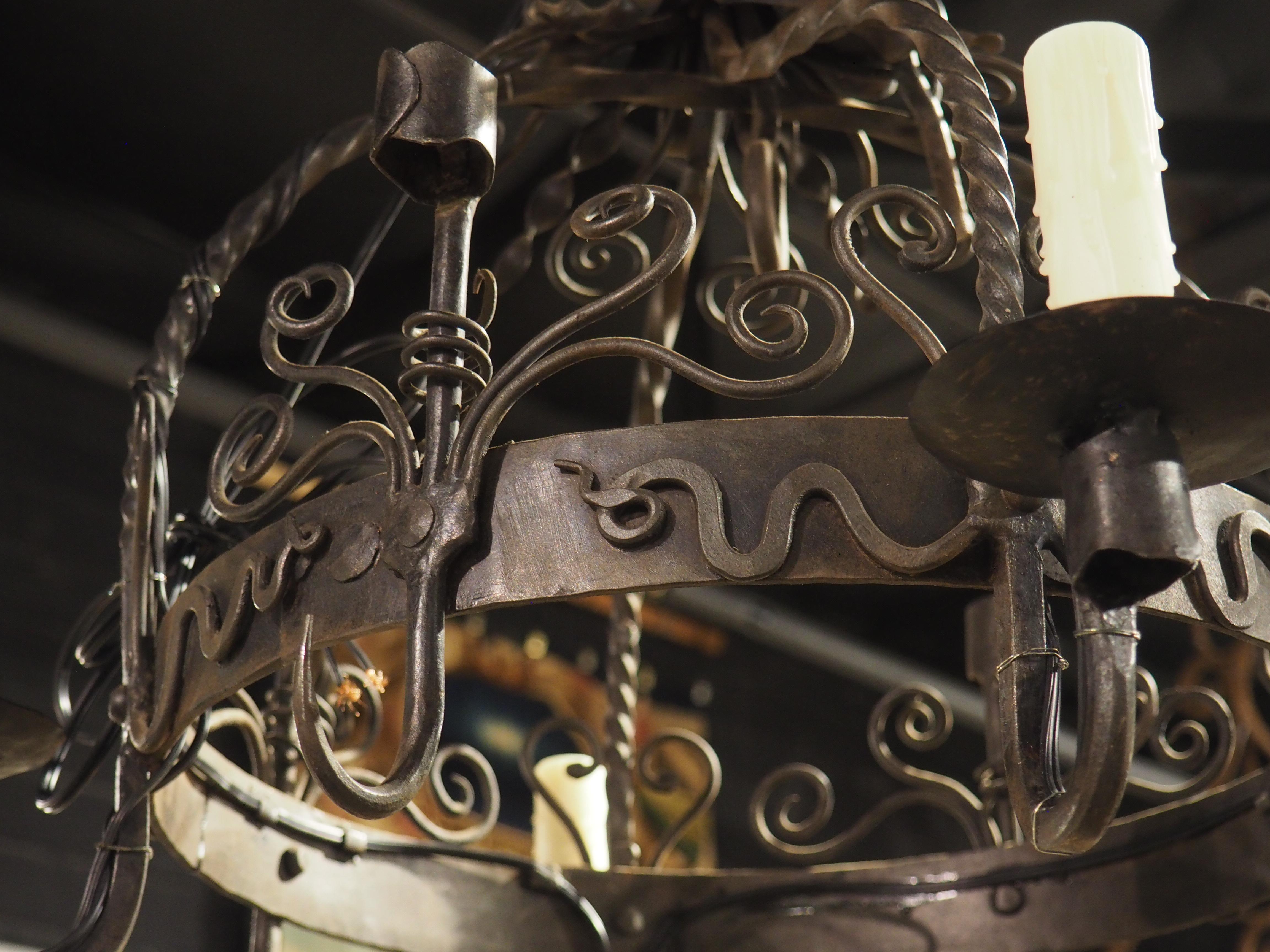 Lampadario country francese a 4 luci in ferro battuto con portacandele e ganci per pentole in vendita 7