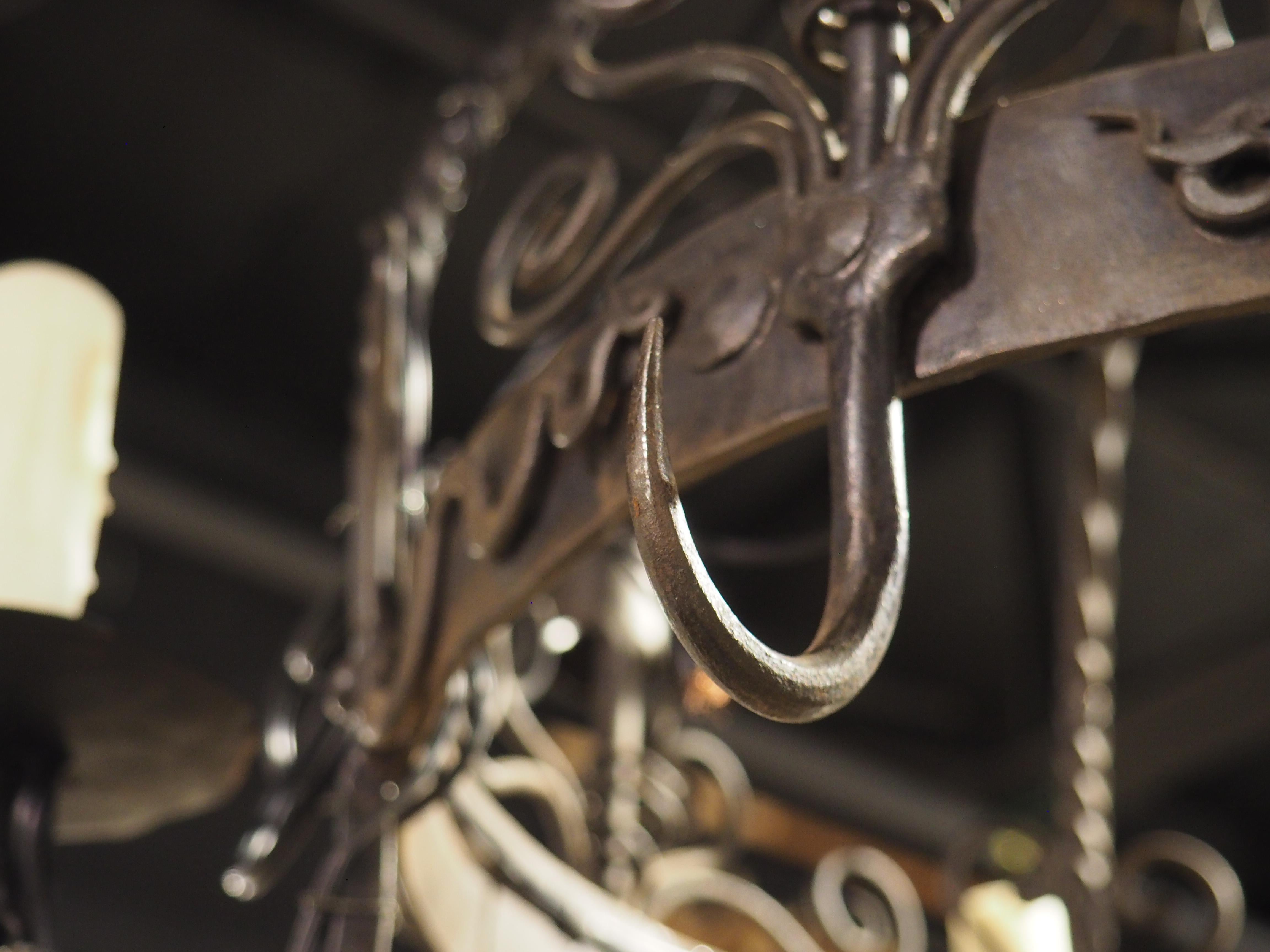 Lampadario country francese a 4 luci in ferro battuto con portacandele e ganci per pentole in vendita 8