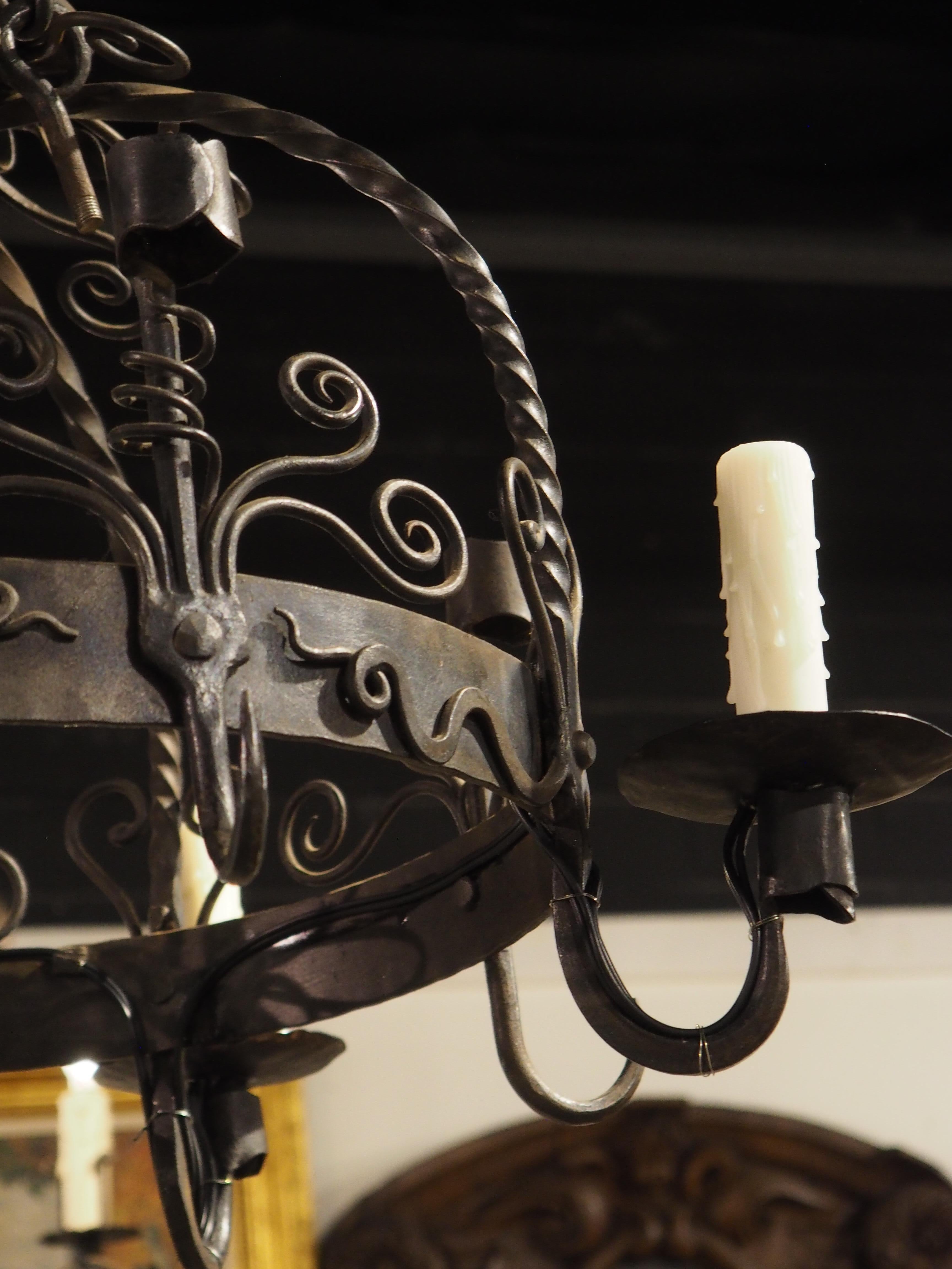 Lampadario country francese a 4 luci in ferro battuto con portacandele e ganci per pentole in vendita 9