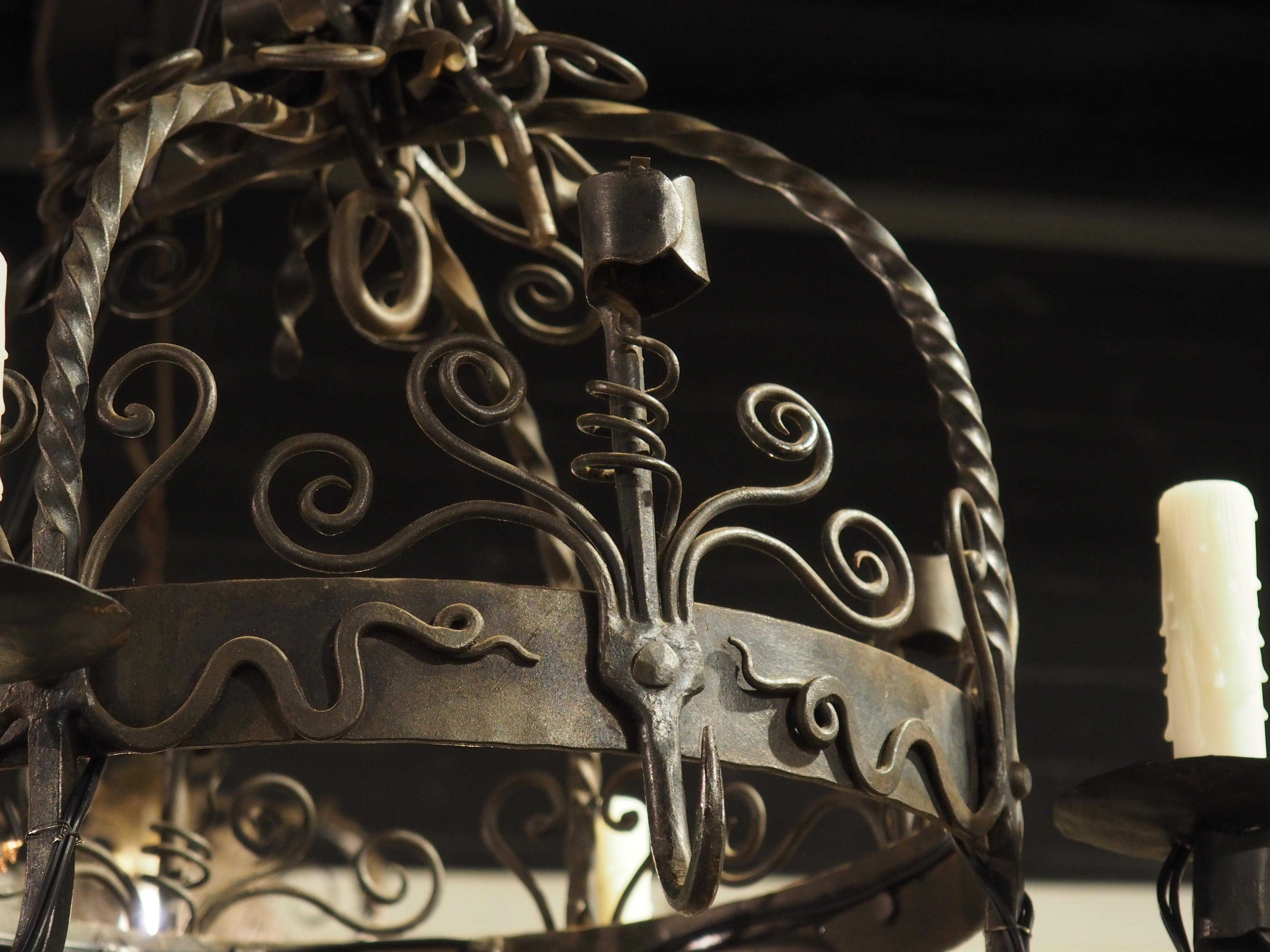 Lampadario country francese a 4 luci in ferro battuto con portacandele e ganci per pentole in vendita 10