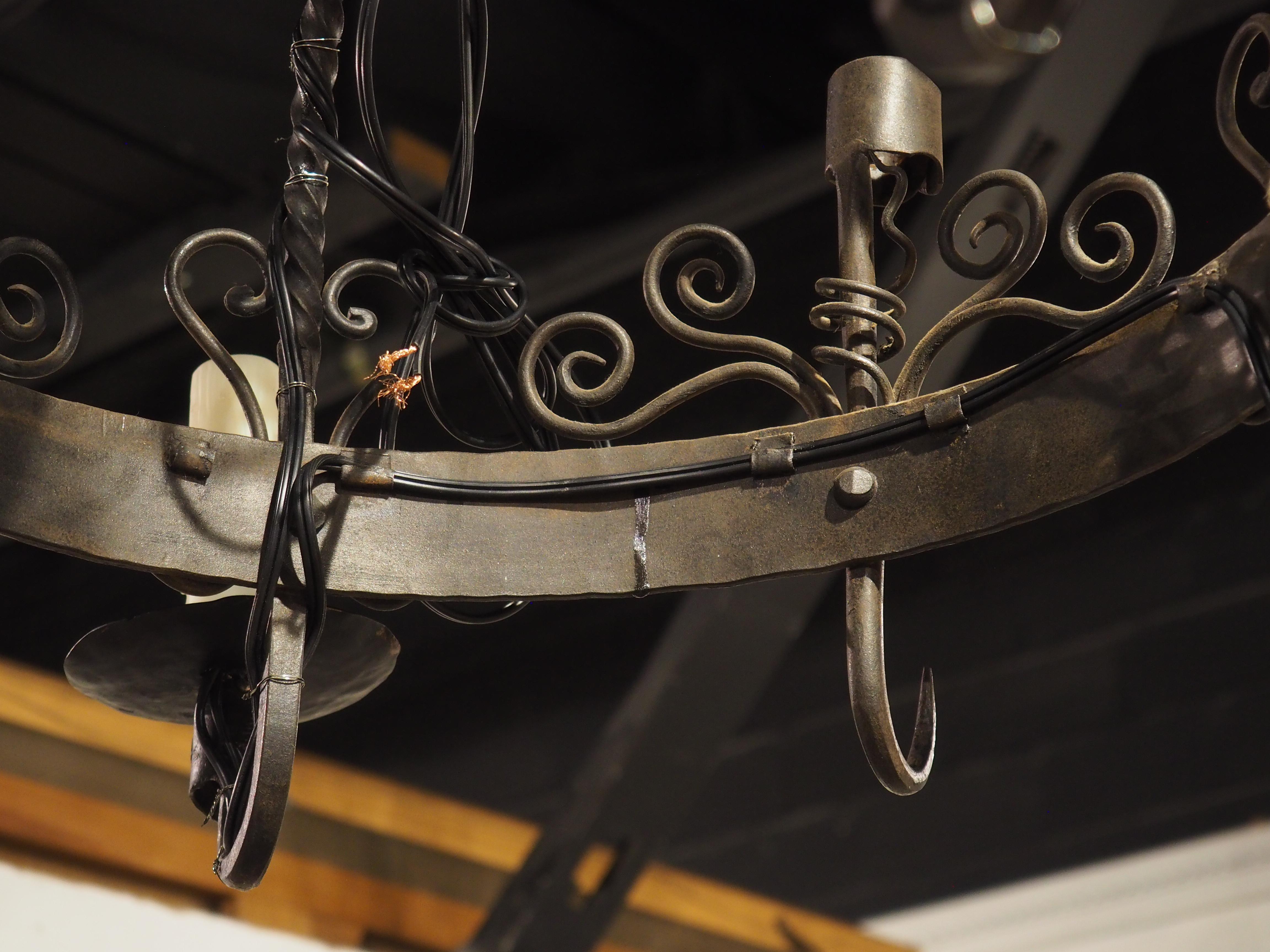 Lampadario country francese a 4 luci in ferro battuto con portacandele e ganci per pentole in vendita 11