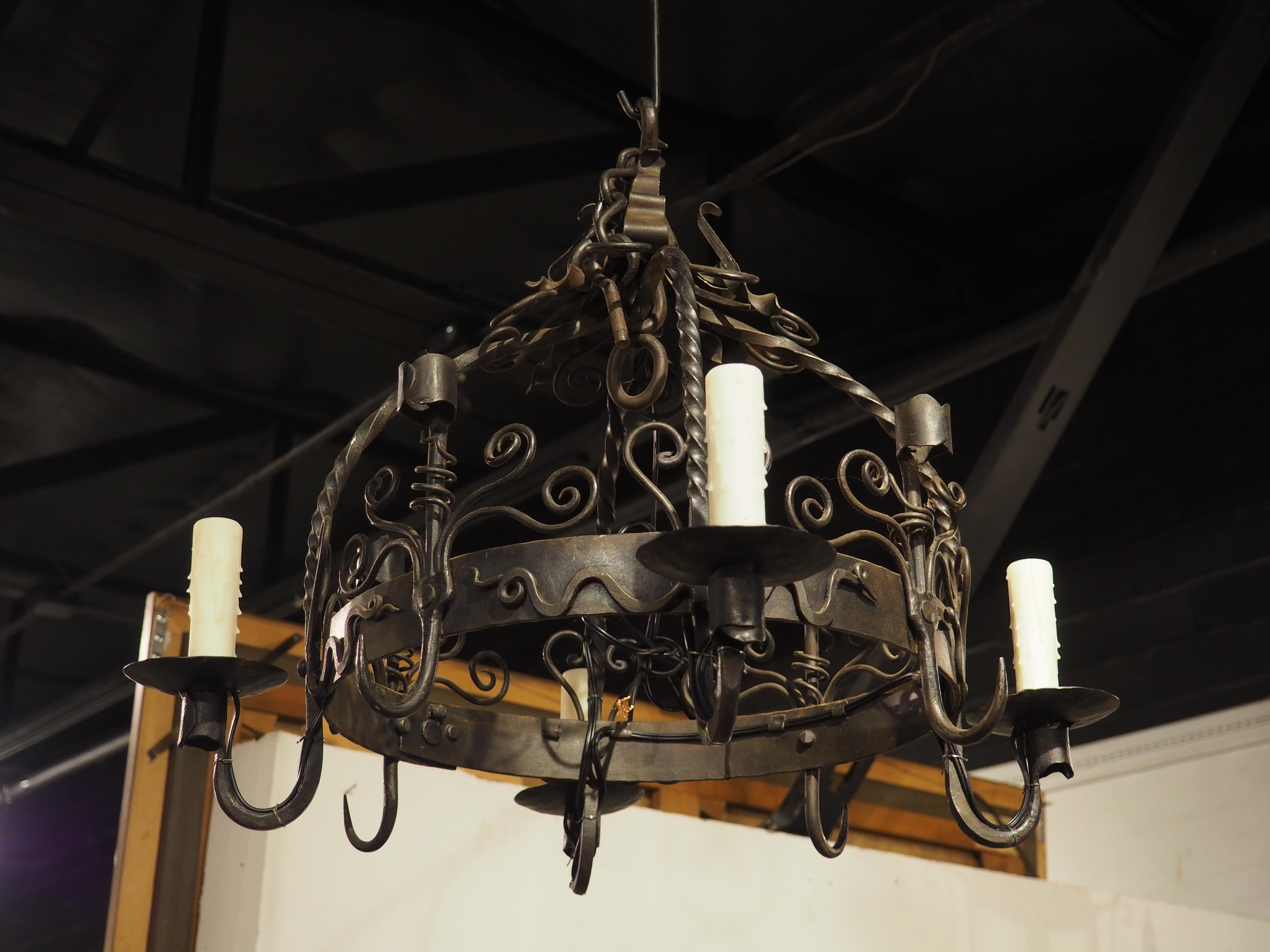 Lampadario country francese a 4 luci in ferro battuto con portacandele e ganci per pentole in vendita 12