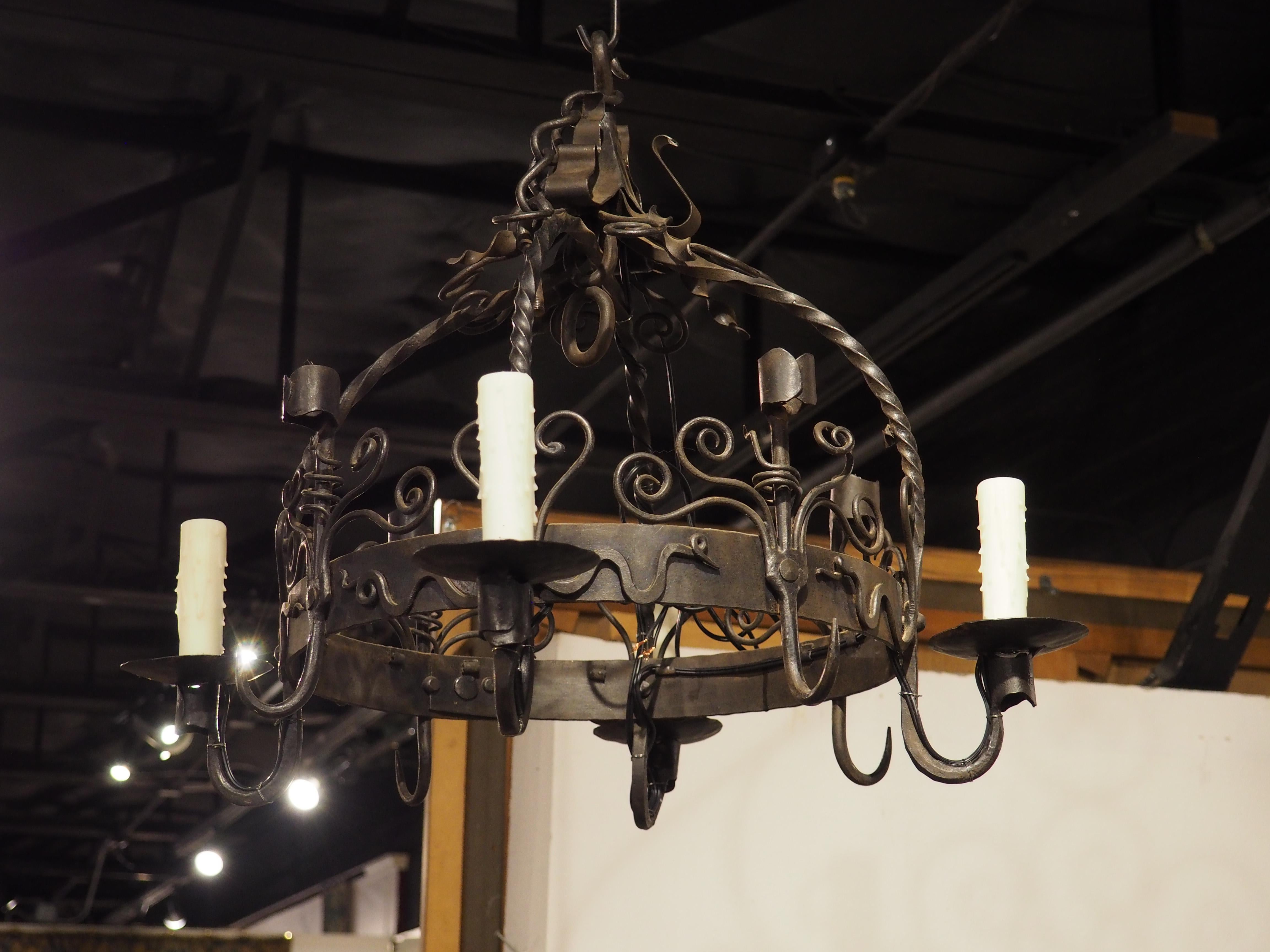 Lampadario country francese a 4 luci in ferro battuto con portacandele e ganci per pentole in vendita 13