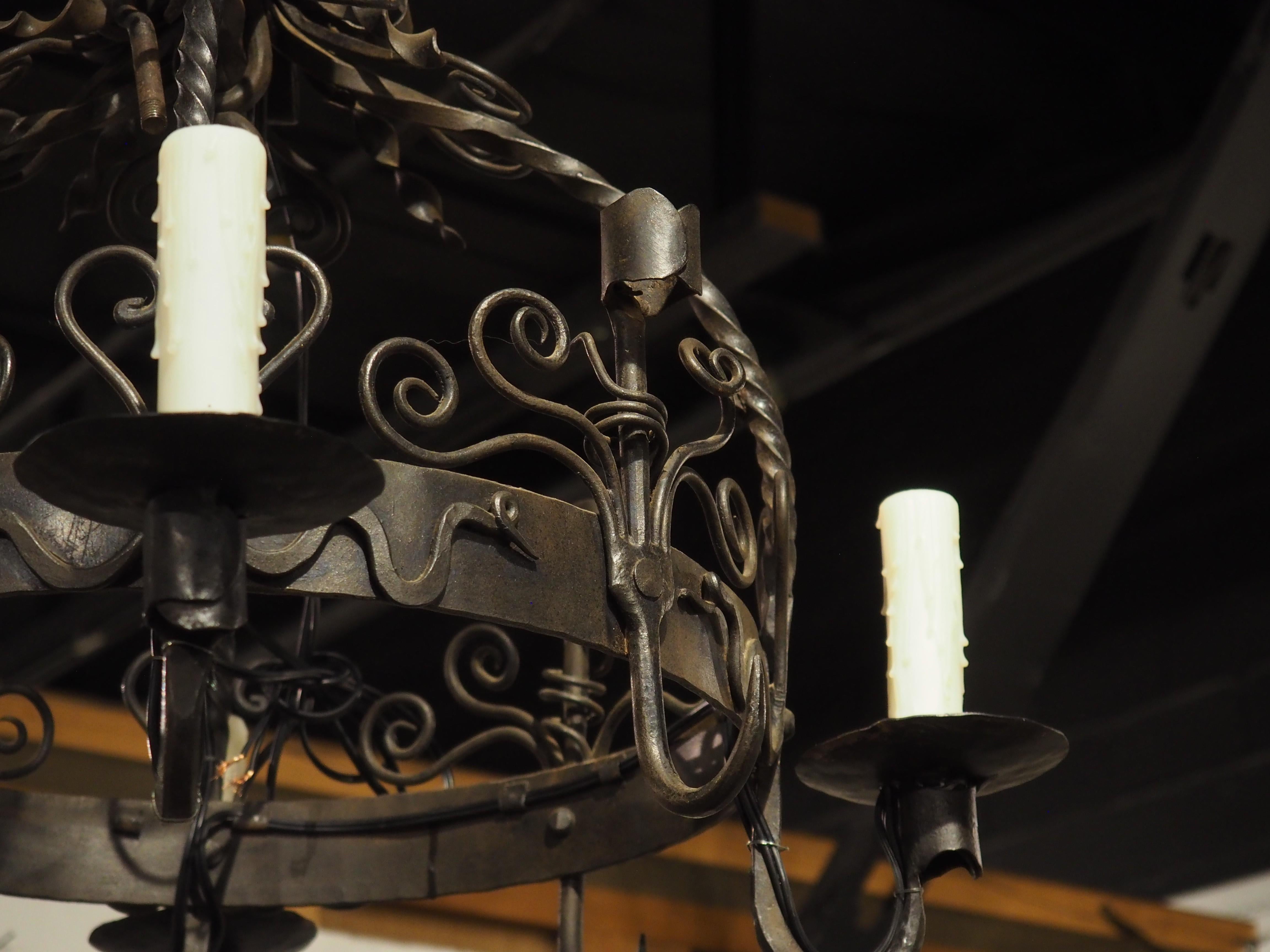 Francese Lampadario country francese a 4 luci in ferro battuto con portacandele e ganci per pentole in vendita