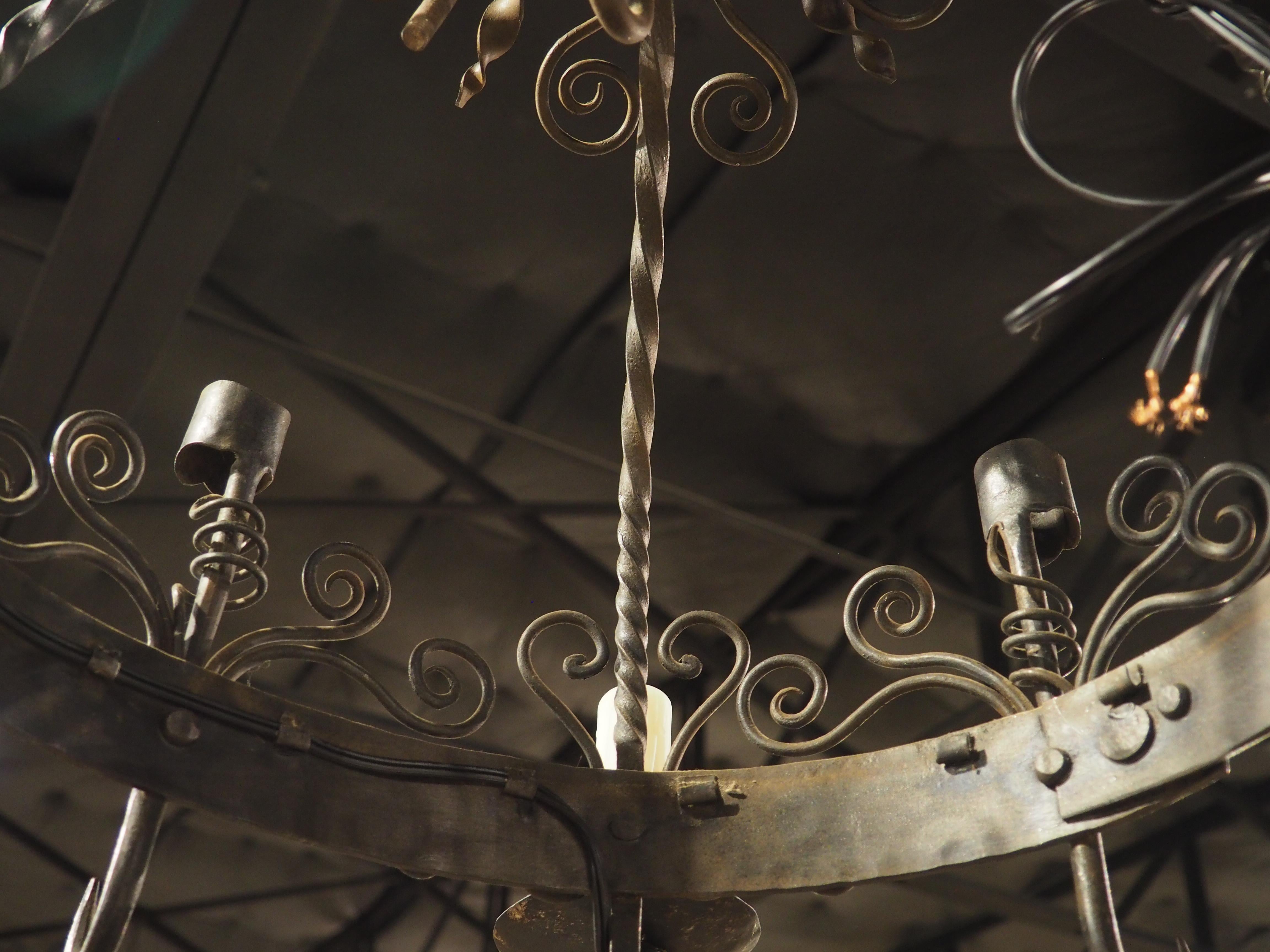 Lampadario country francese a 4 luci in ferro battuto con portacandele e ganci per pentole In condizioni buone in vendita a Dallas, TX