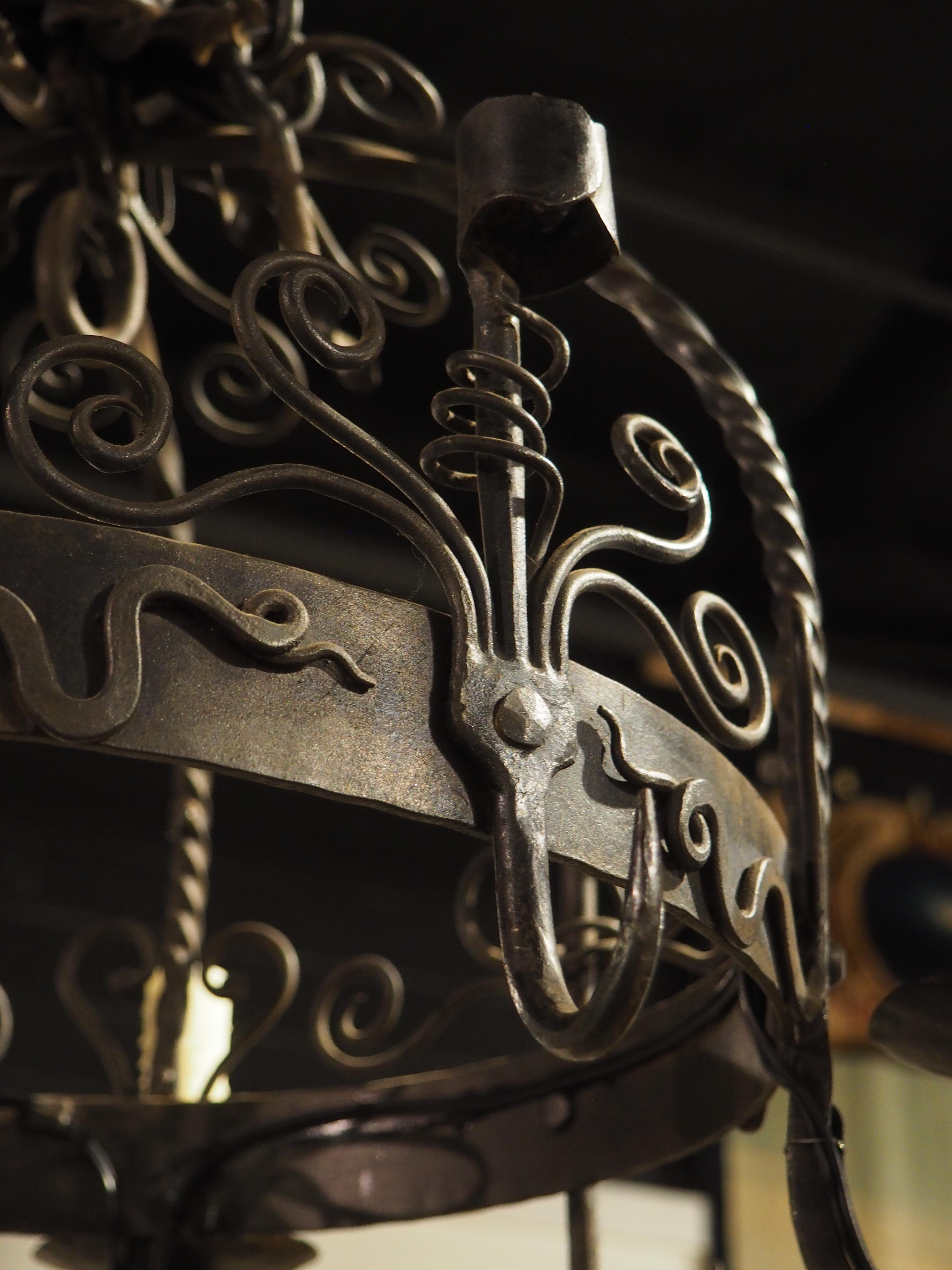 XX secolo Lampadario country francese a 4 luci in ferro battuto con portacandele e ganci per pentole in vendita