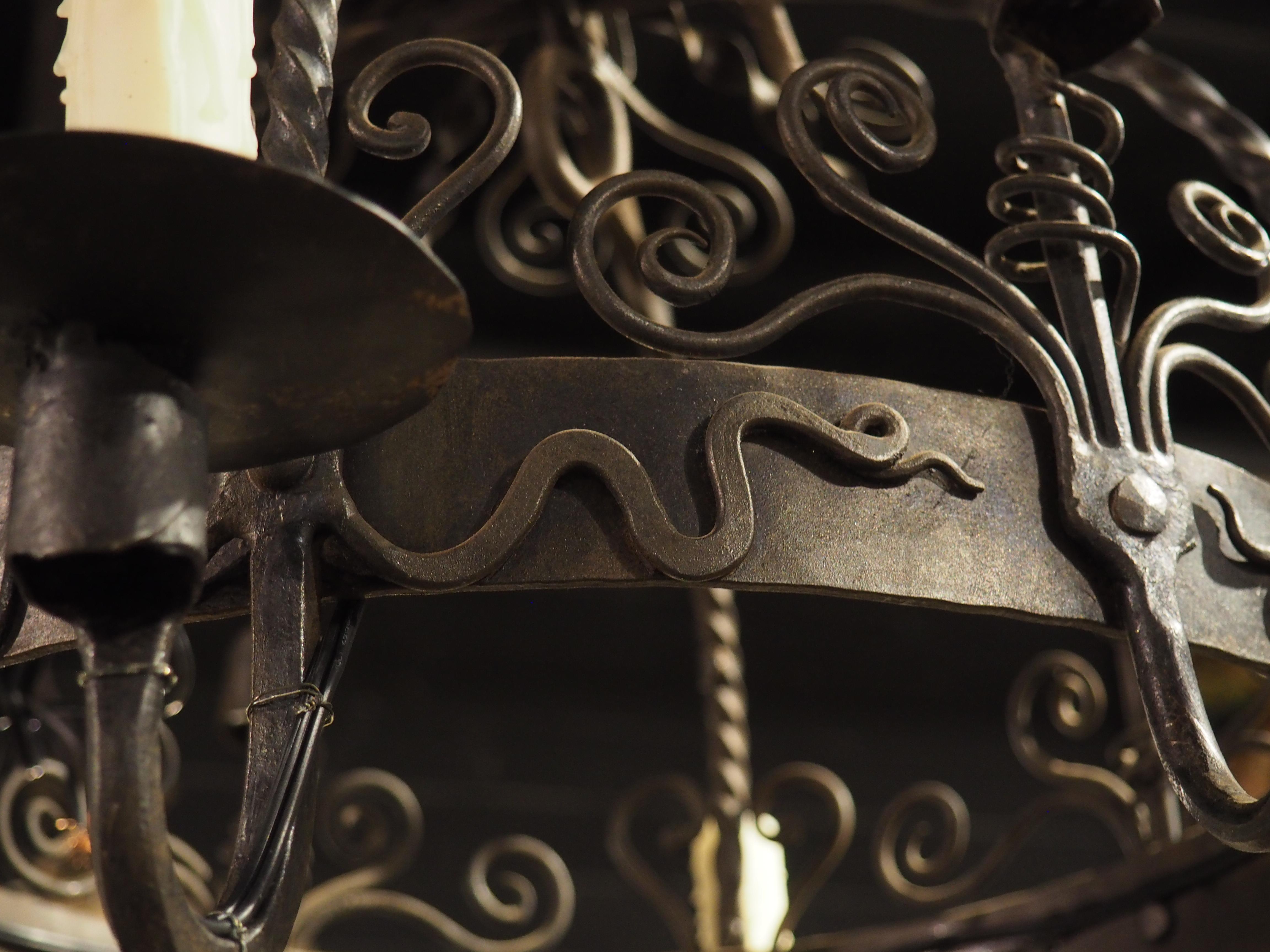 Lampadario country francese a 4 luci in ferro battuto con portacandele e ganci per pentole in vendita 1