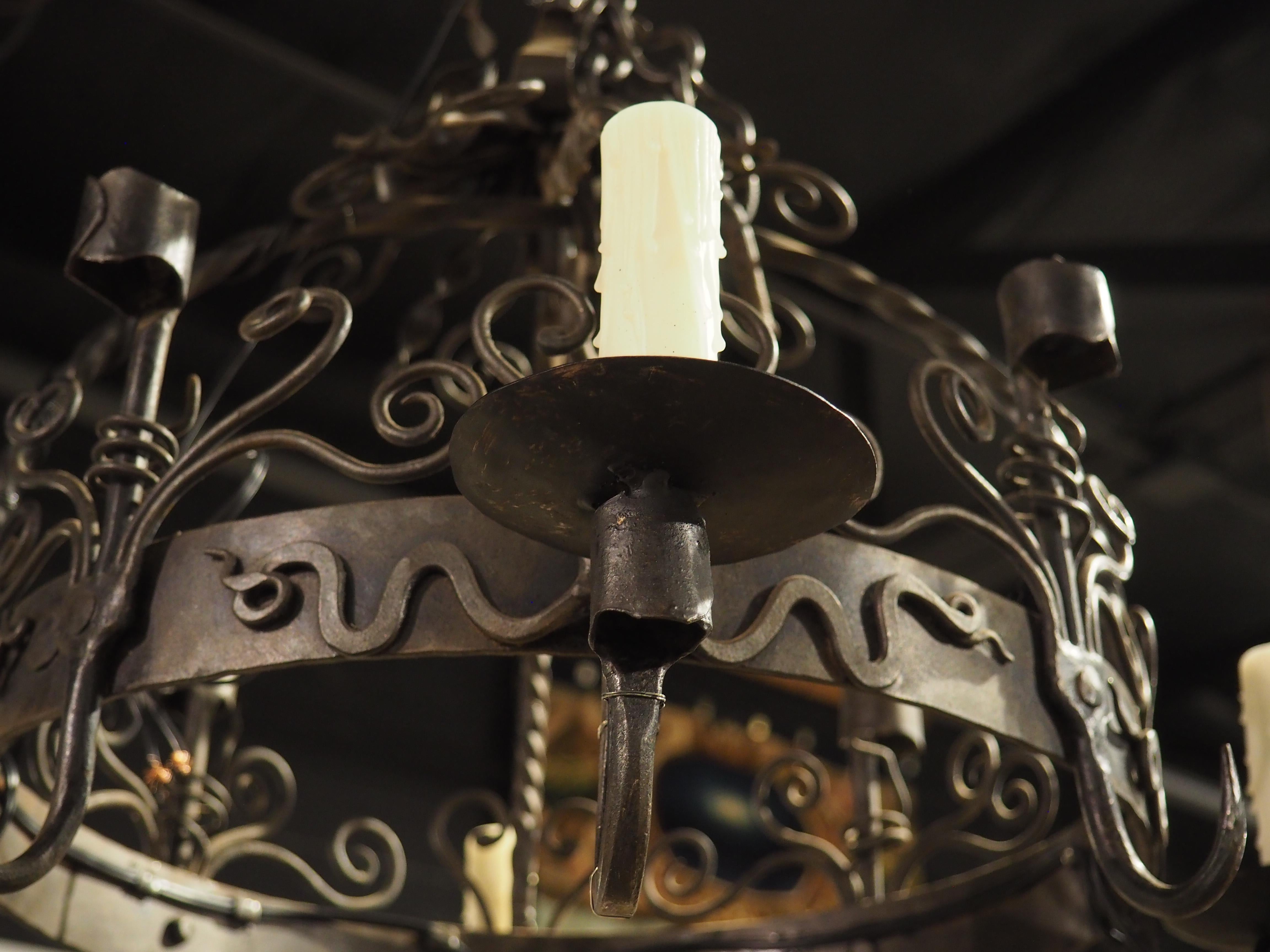 Lampadario country francese a 4 luci in ferro battuto con portacandele e ganci per pentole in vendita 2