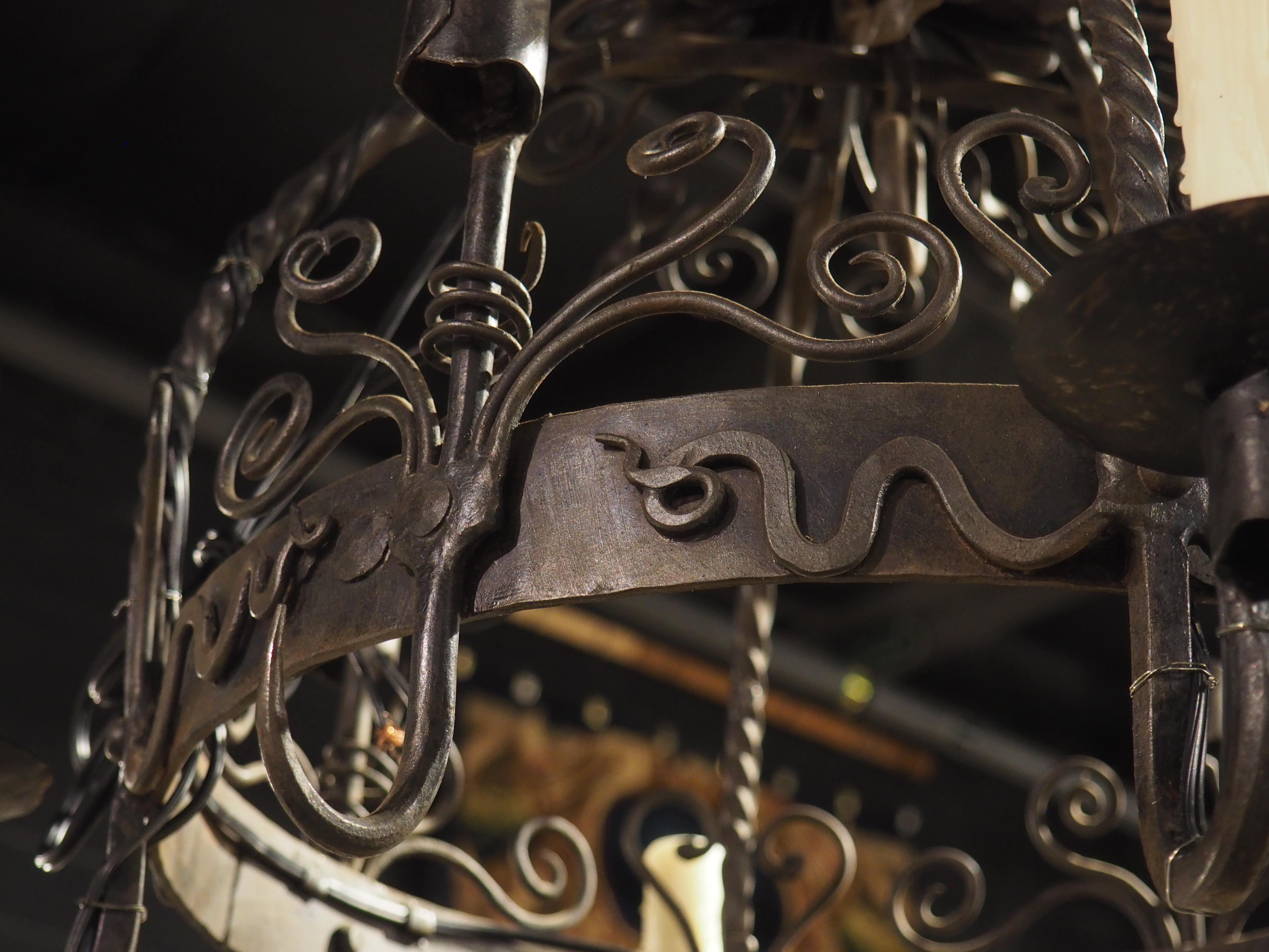 Lampadario country francese a 4 luci in ferro battuto con portacandele e ganci per pentole in vendita 3