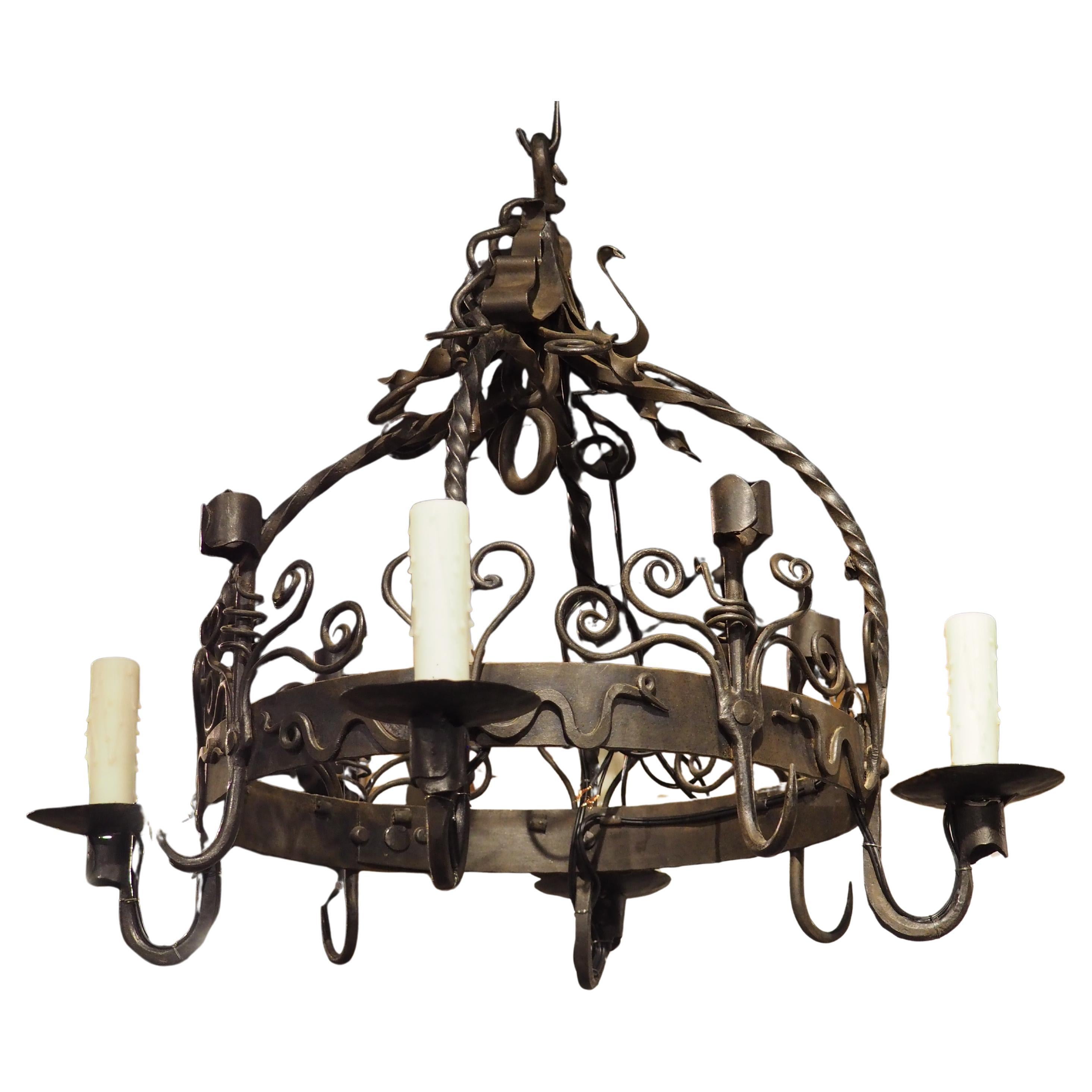 Lampadario country francese a 4 luci in ferro battuto con portacandele e ganci per pentole in vendita