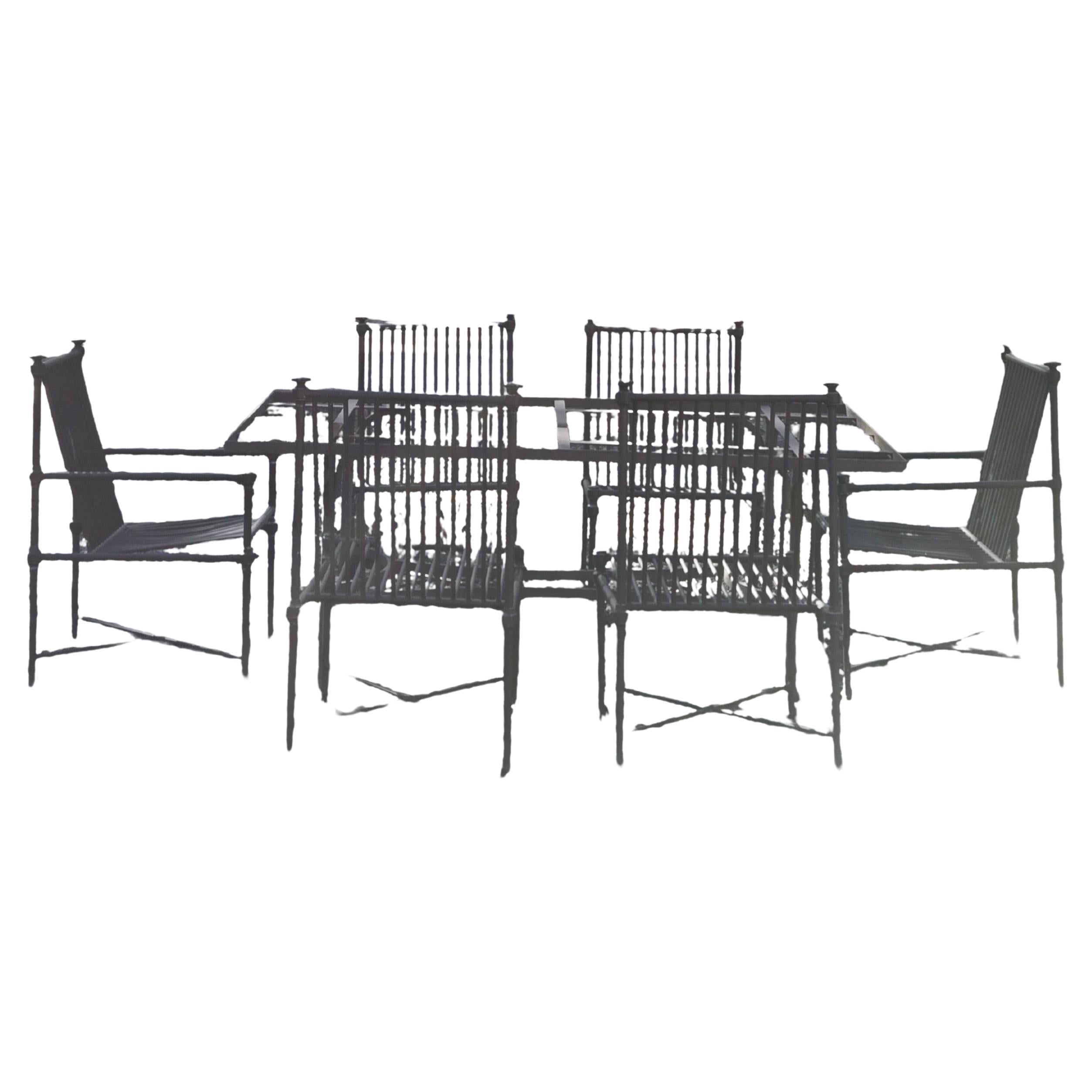 Schmiedeeisernes Patio-Esszimmer-Set aus der Restoration Hardware Catalina Collection'S. Wunderschönes Design mit klaren Linien und Endstücken. Die perfekte Wahl für ein Essen im Freien. Kundenspezifische Kissen sind auf Anfrage erhältlich. 