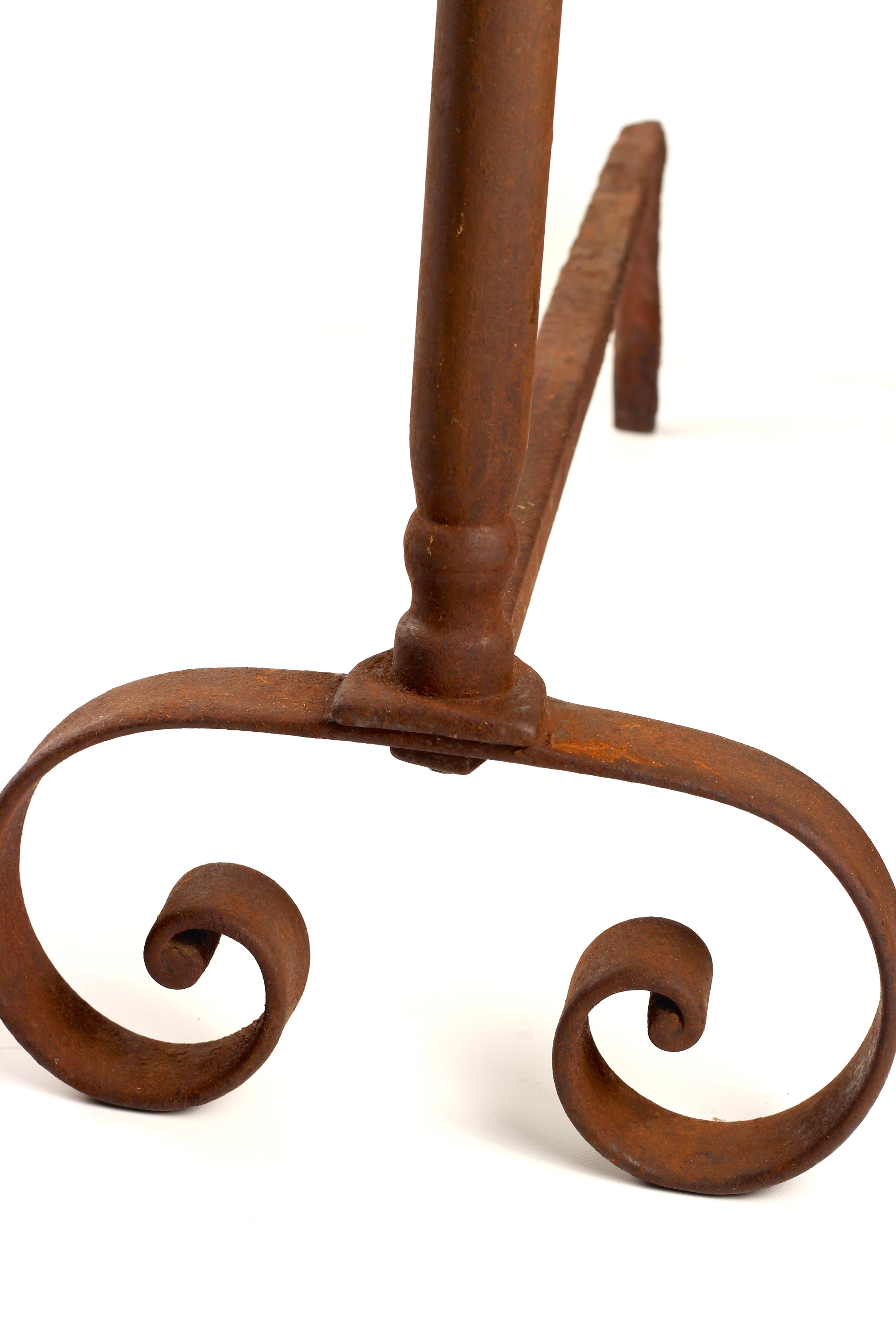 Andirons o firedogs in ferro battuto in stile estetico del XIX secolo realizzati in Inghilterra in vendita 3