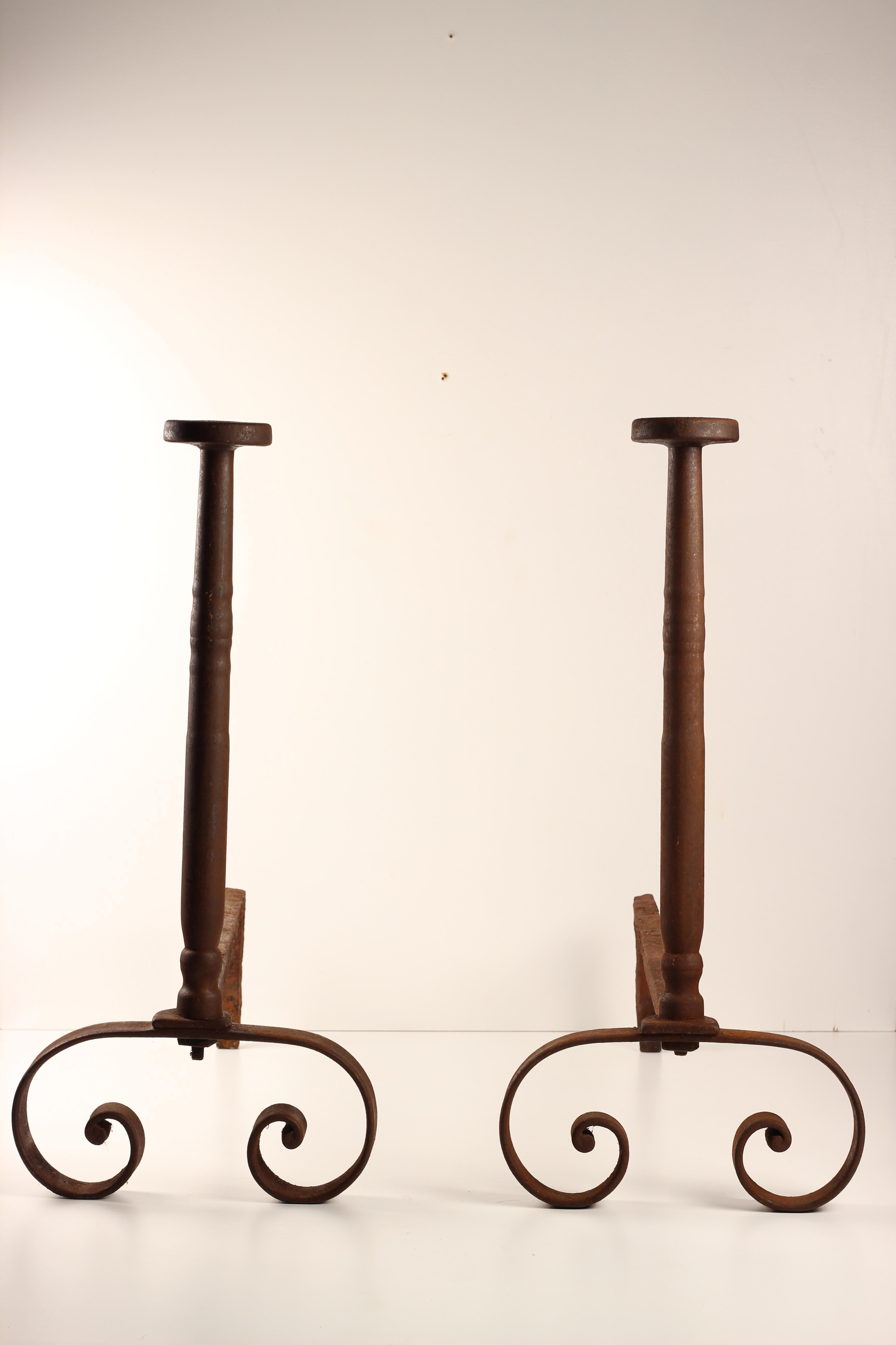 Andirons o firedogs in ferro battuto in stile estetico del XIX secolo realizzati in Inghilterra in vendita 9