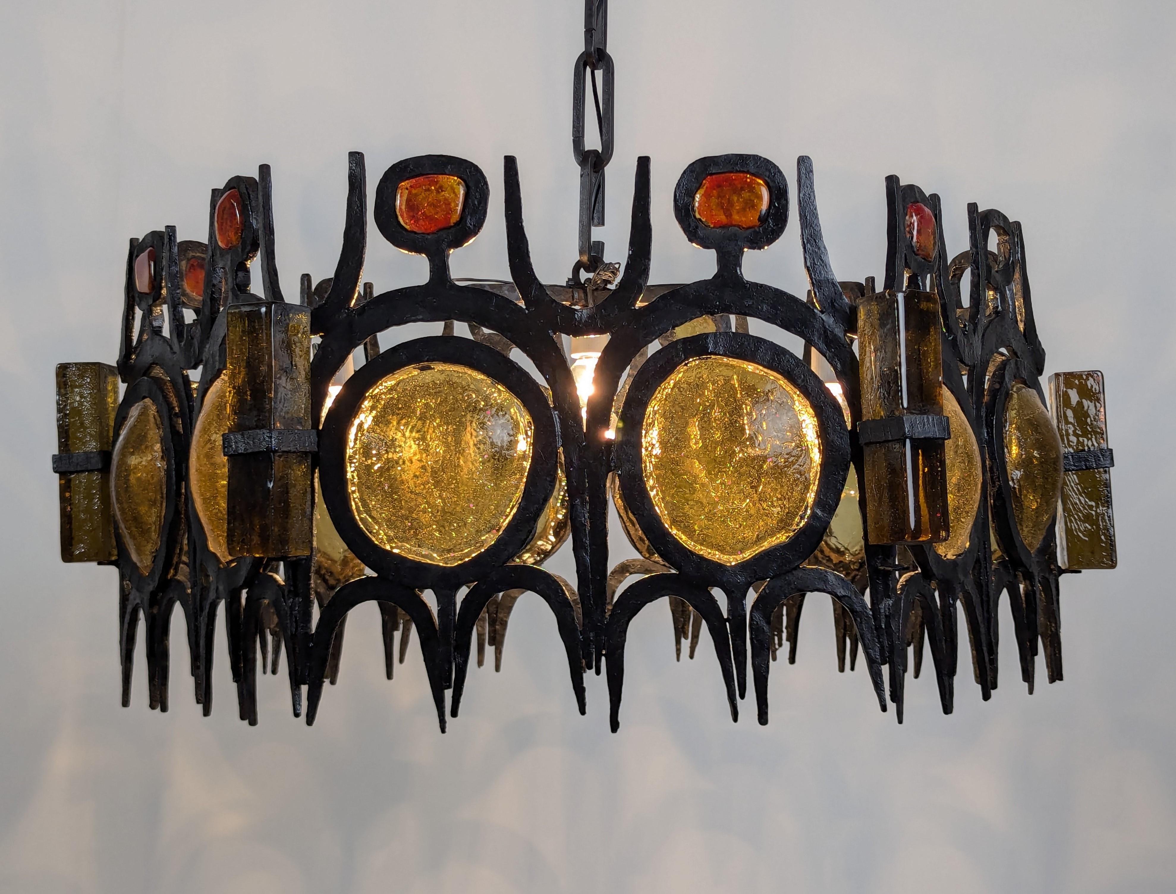 Spektakuläre Kronleuchter-Skulptur aus Schmiedeeisen und mundgeblasenem Glas, die direkt auf das Eisen gearbeitet ist, um sich seiner Form anzupassen. Es handelt sich zweifellos um ein Meisterwerk eines bedeutenden Künstlers aus der Mitte des