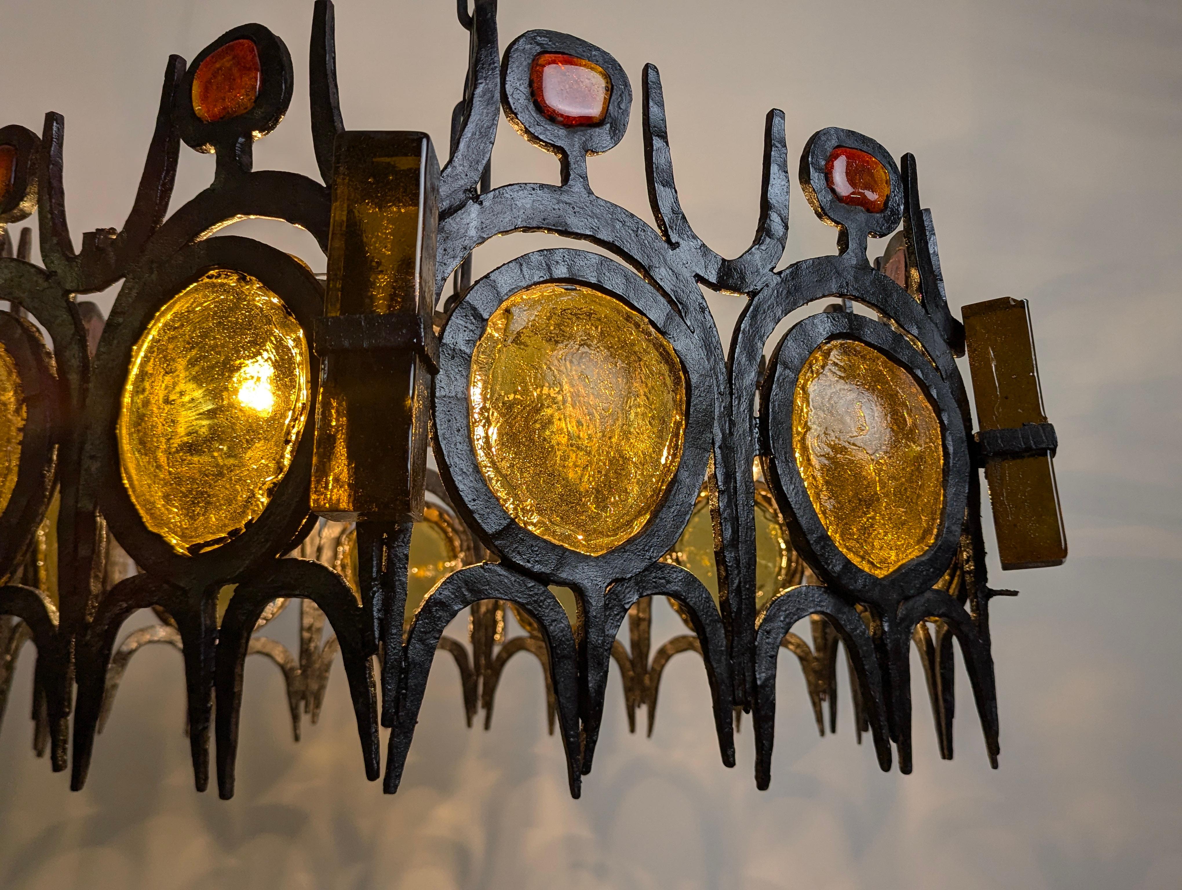 Schmiedeeiserne und mundgeblasene Glas-Kronleuchter-Skulptur-Lampe (Moderne der Mitte des Jahrhunderts) im Angebot