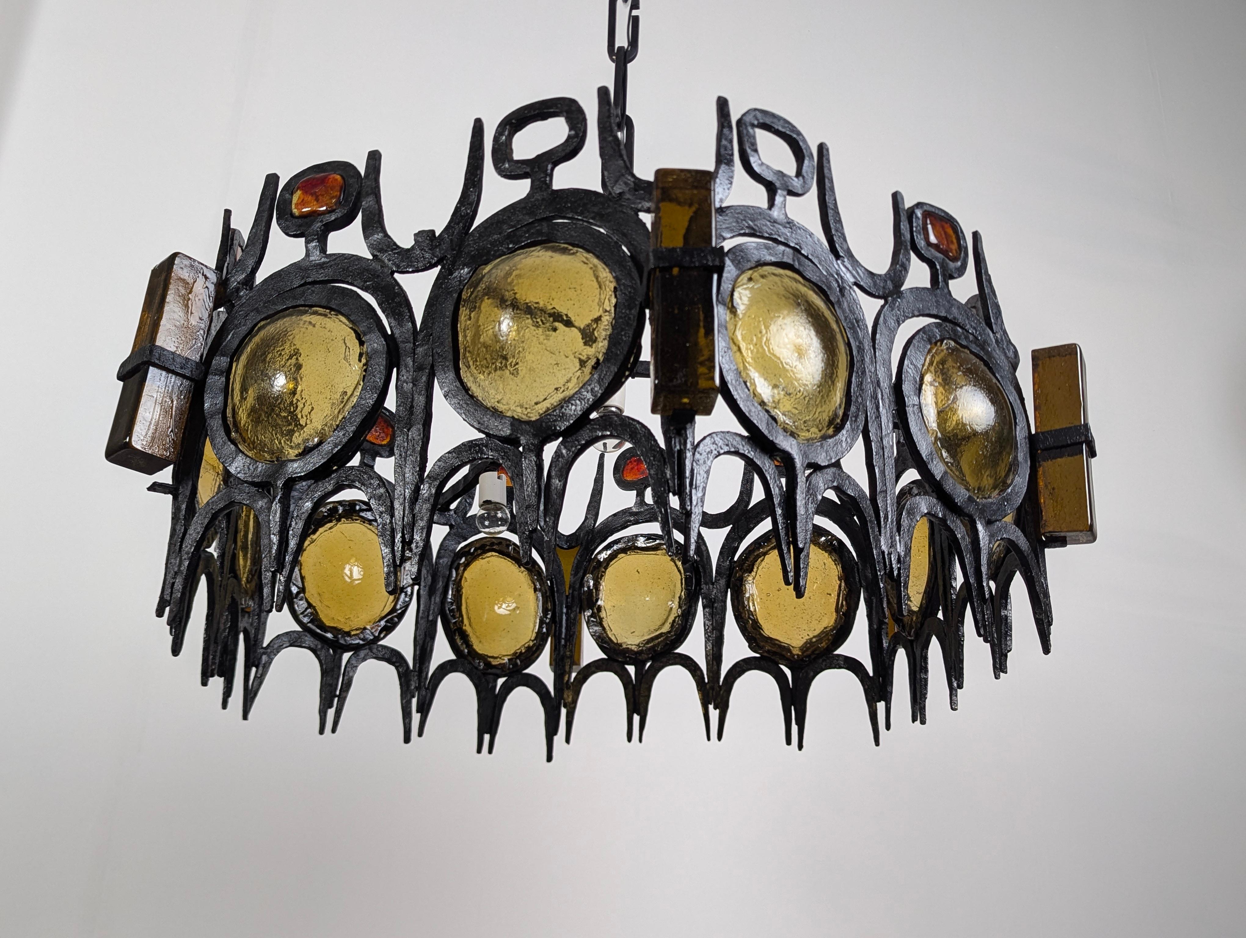 Schmiedeeiserne und mundgeblasene Glas-Kronleuchter-Skulptur-Lampe im Zustand „Gut“ im Angebot in Benalmadena, ES