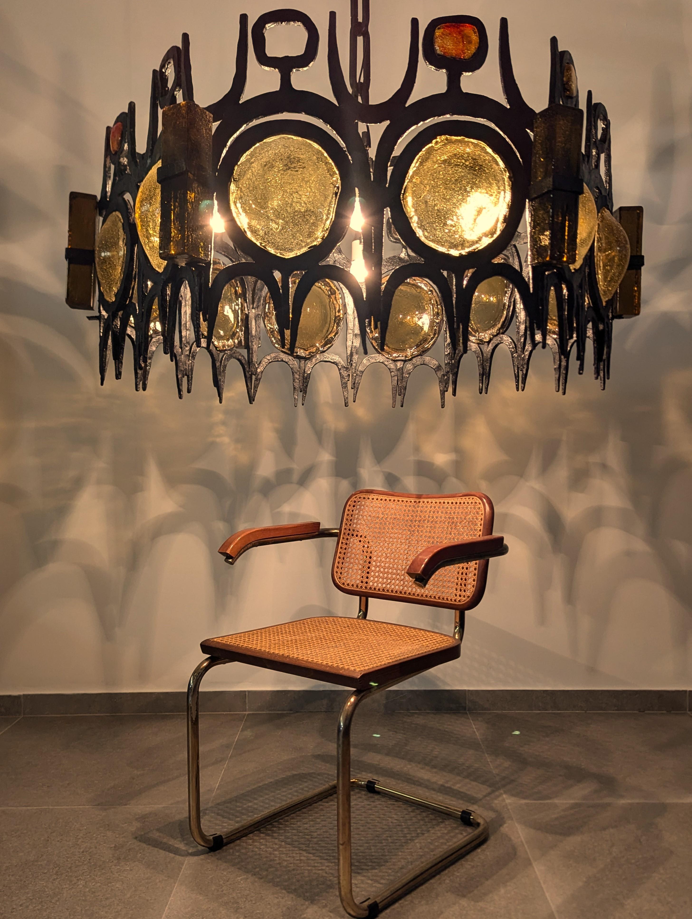 Schmiedeeiserne und mundgeblasene Glas-Kronleuchter-Skulptur-Lampe (20. Jahrhundert) im Angebot