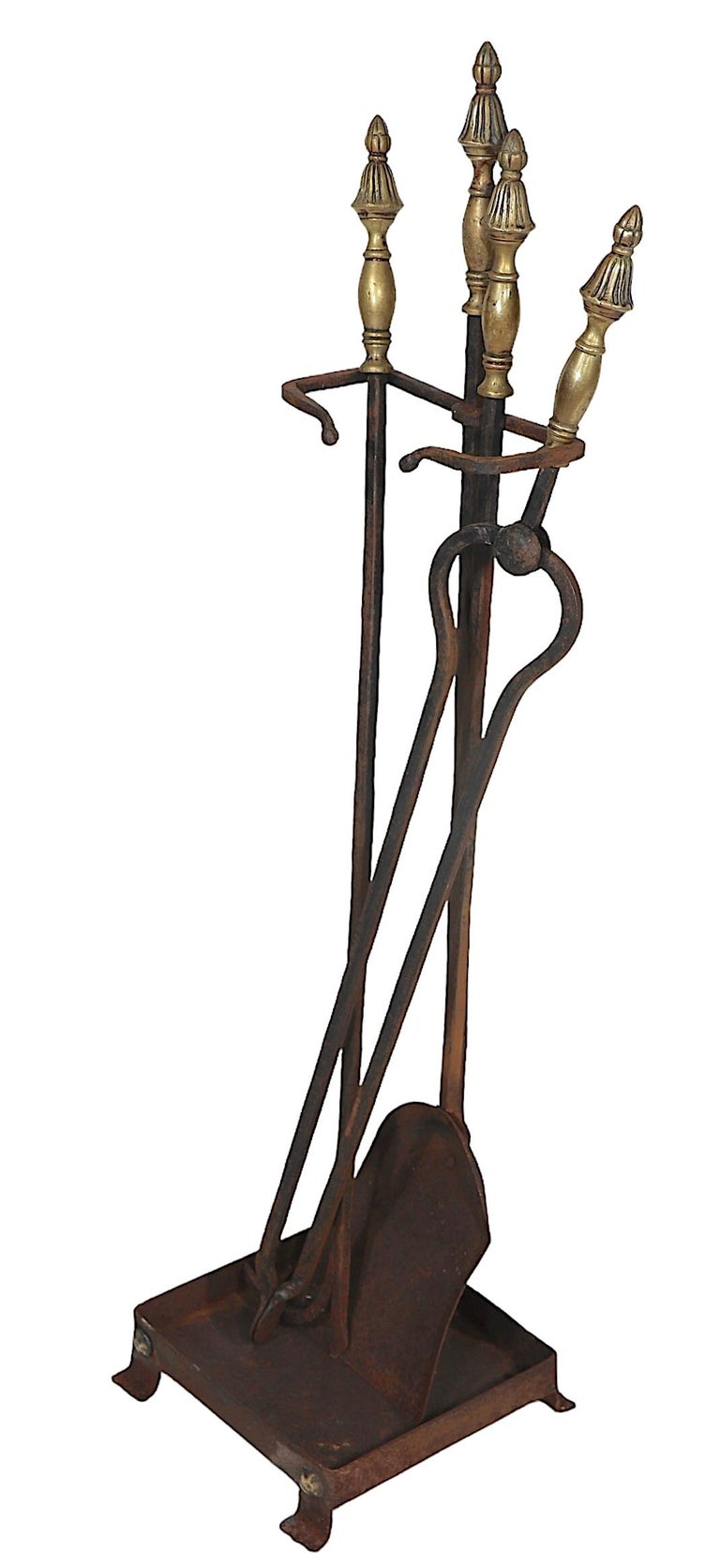 Schmiedeeisen und Messing Arts and Craft Kaminbesteck im Angebot bei 1stDibs Deutschland