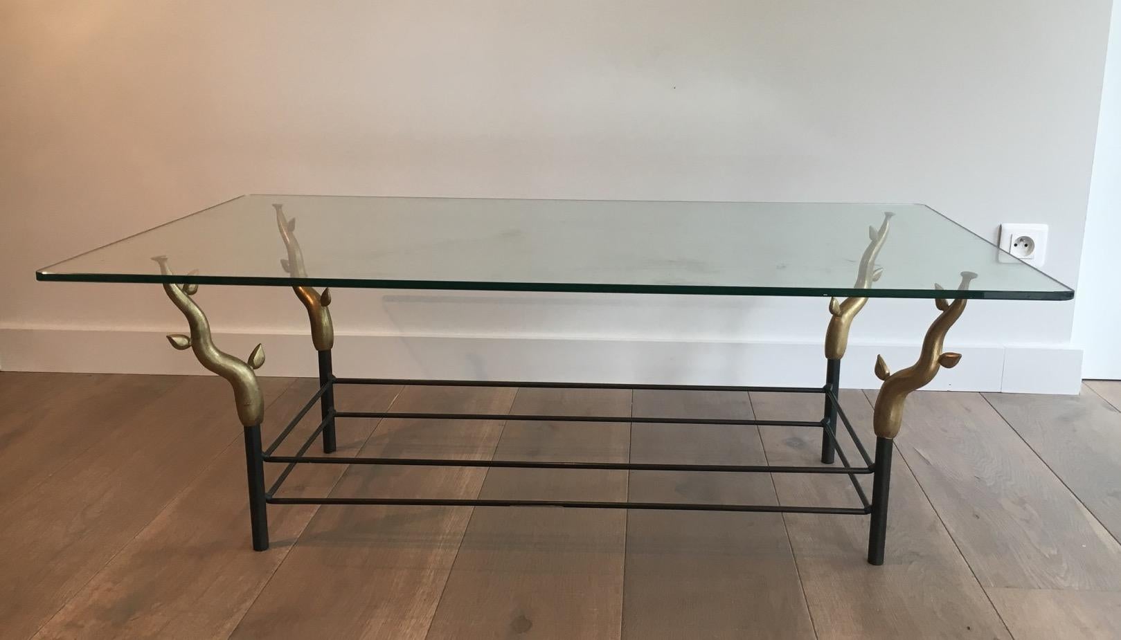 Cette table basse est fabriquée en fer forgé et en bronze. Les pieds représentent des arbres avec des feuilles en bronze doré. Il s'agit d'une œuvre française, dans le style de Garouste et Bonetti, vers 1970.