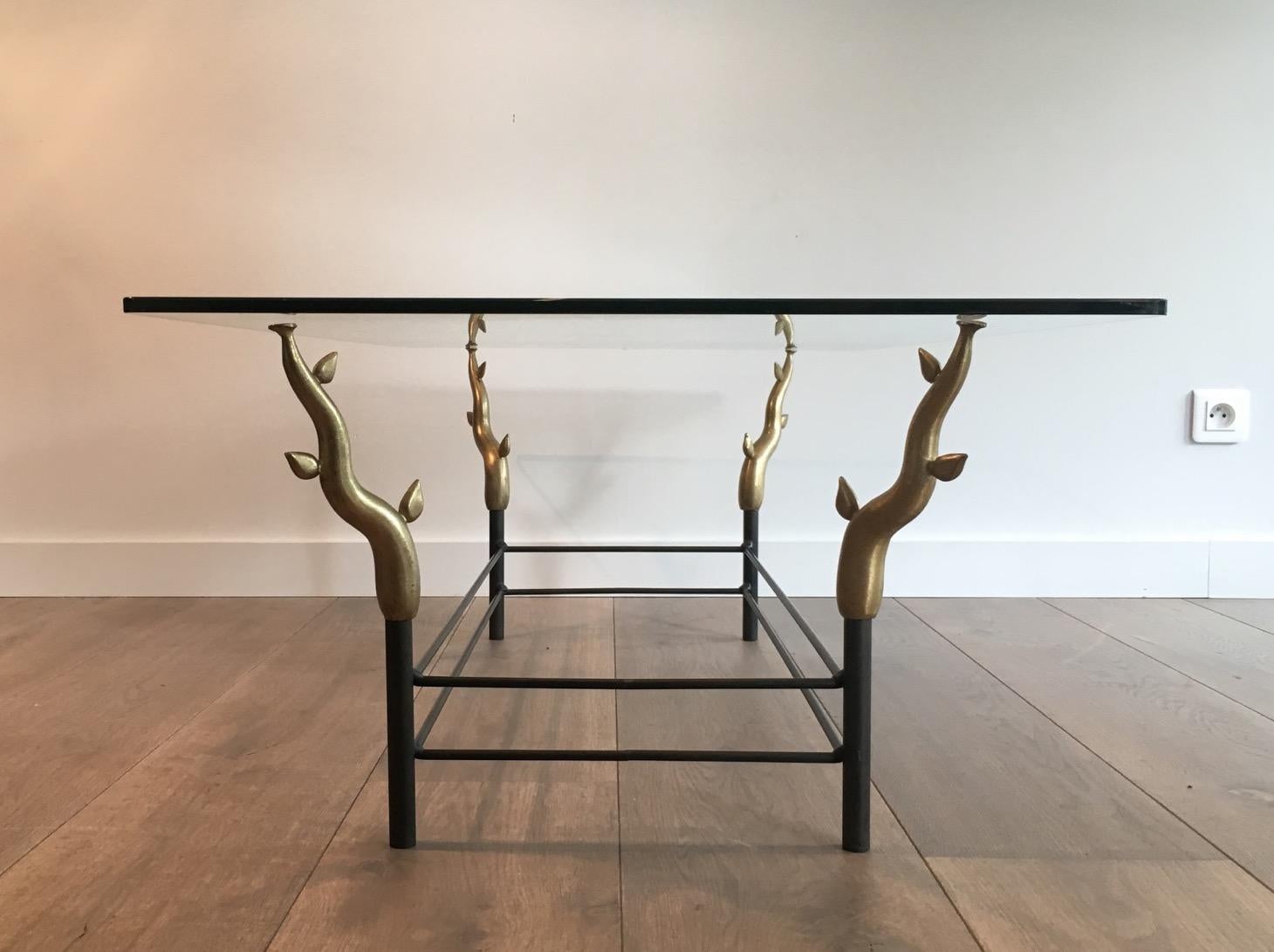Français Table basse en fer forgé et bronze représentant des arbres, française, datant d'environ 1970 en vente