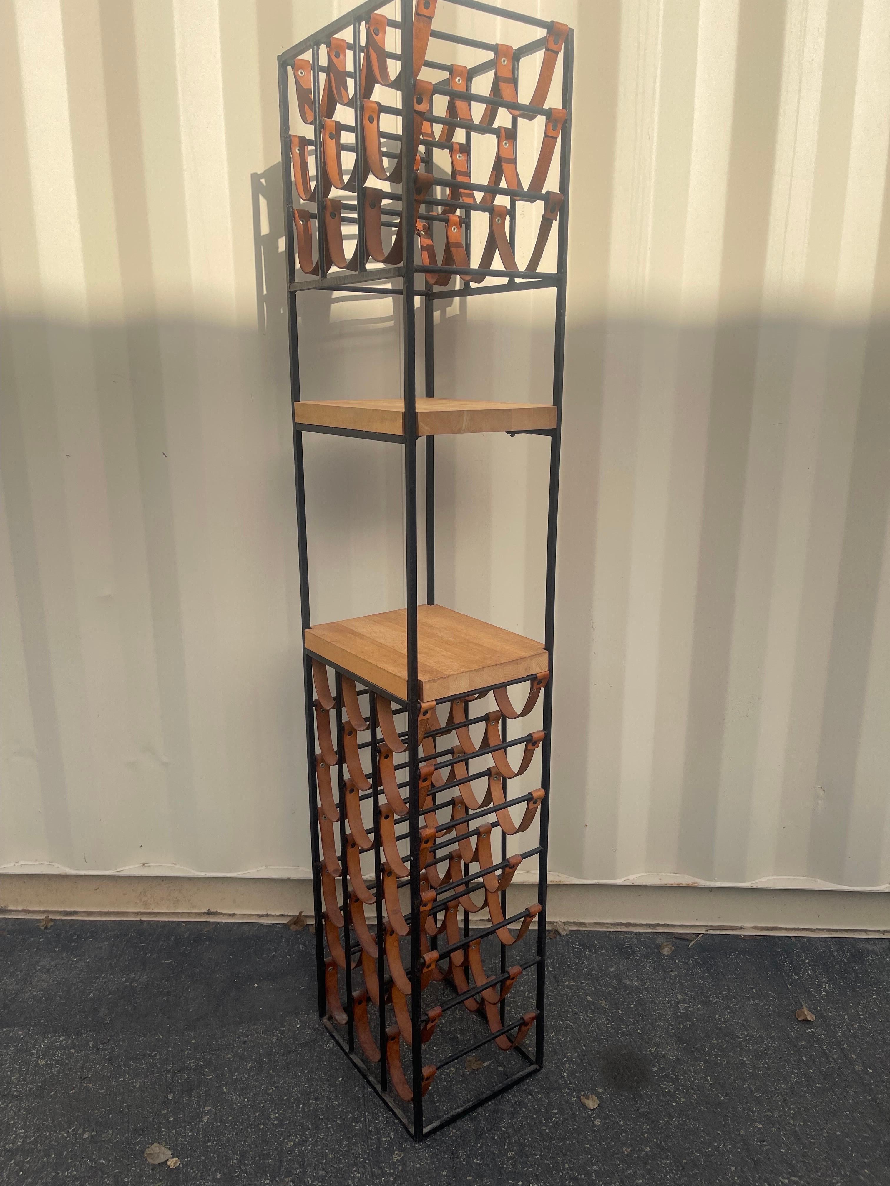 Cuir Porte-bouteilles Tower en fer forgé et bloc de boucherie de trente bouteilles d'Arthur Umanoff en vente