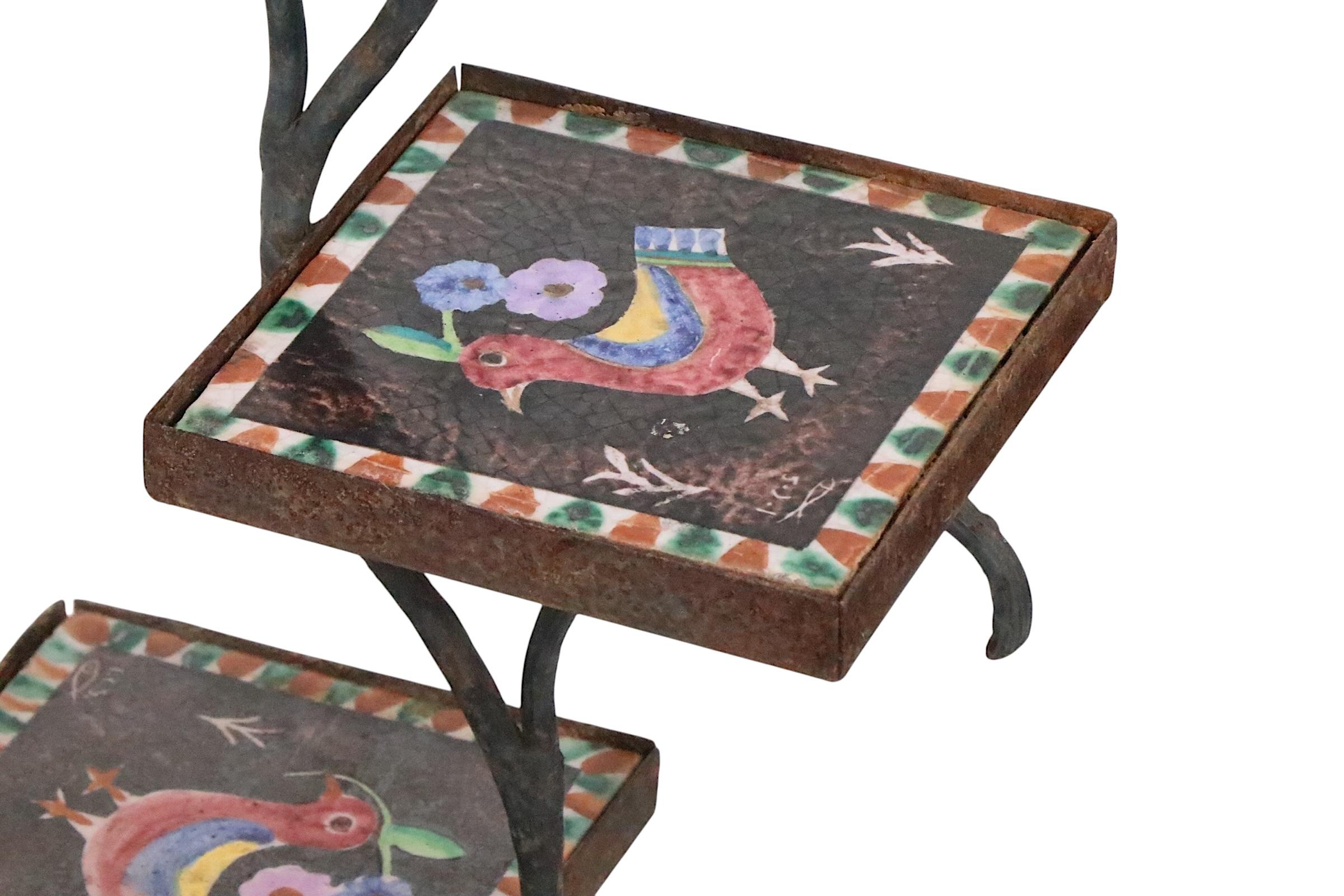 Charmant cache-pot à trois niveaux fabriqué en Italie  par l'atelier renommé Industria Ceramica Salernitana ( ICS )  avec des carreaux de céramique décoratifs d'Irene Kowaliska. Cet exemplaire est en très bon état d'origine, ne présentant que la