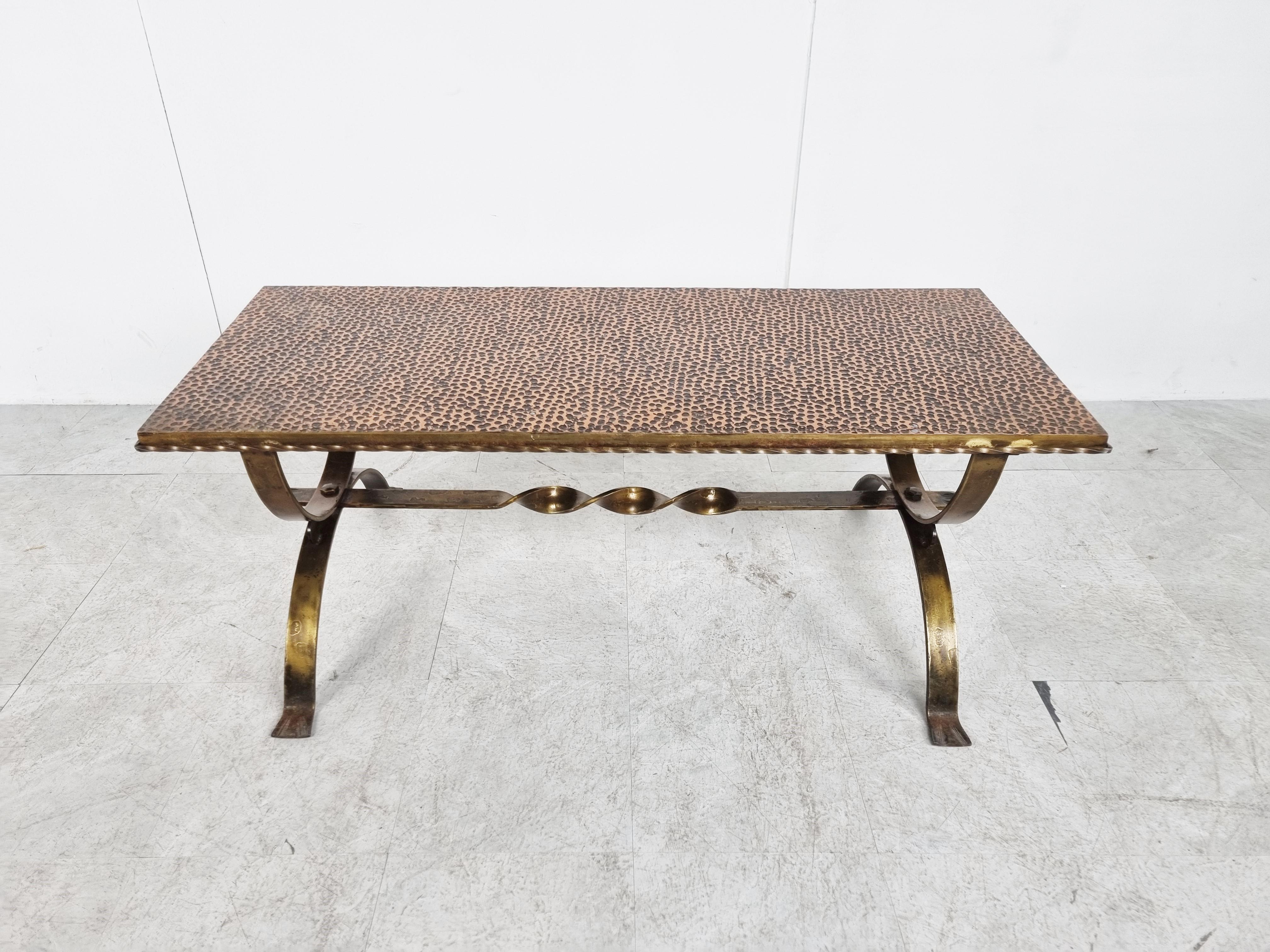 Exquise table basse en fer forgé doré du milieu du siècle dernier, dans le style de Raymond Subes.

Base magnifiquement travaillée avec un sommet en relief en cuivre contrastant.

La combinaison des matériaux et de l'artisanat crée cette belle