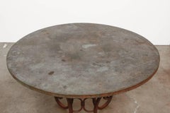 Table de salle à manger ronde en fer forgé et cuivre martelé