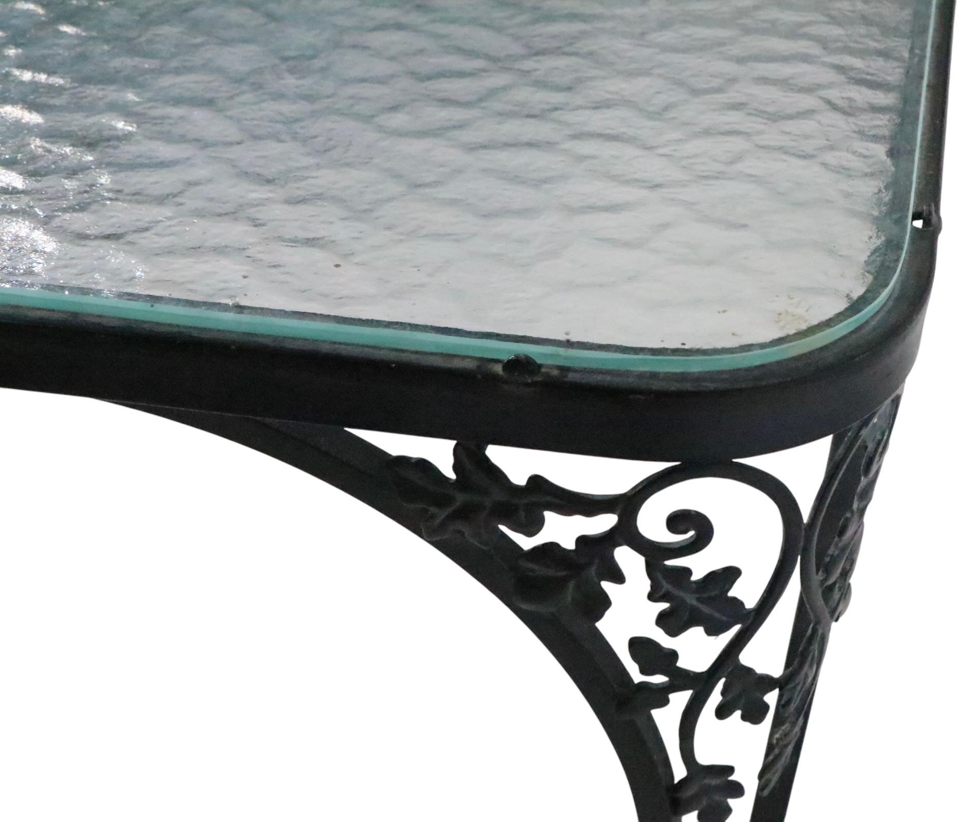 Fer forgé et verre  Table de jardin avec quatre chaises Woodard Orleans en vente 3