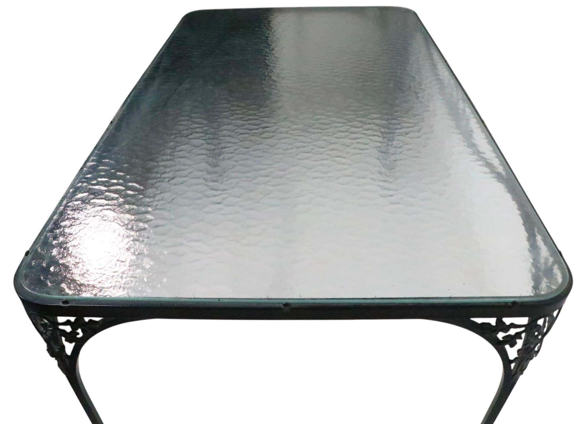 Fer forgé et verre  Table de jardin avec quatre chaises Woodard Orleans en vente 4