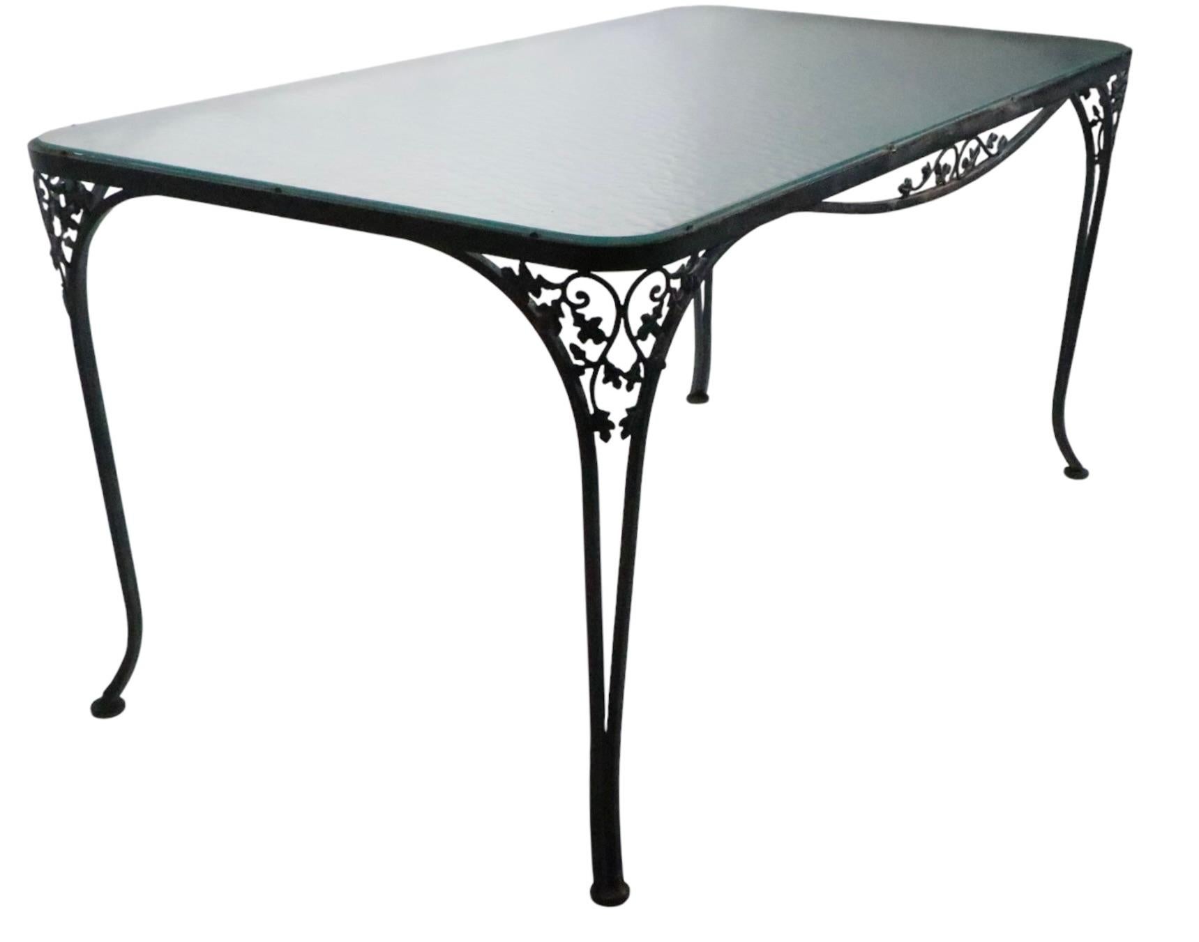 Fer forgé et verre  Table de jardin avec quatre chaises Woodard Orleans en vente 5