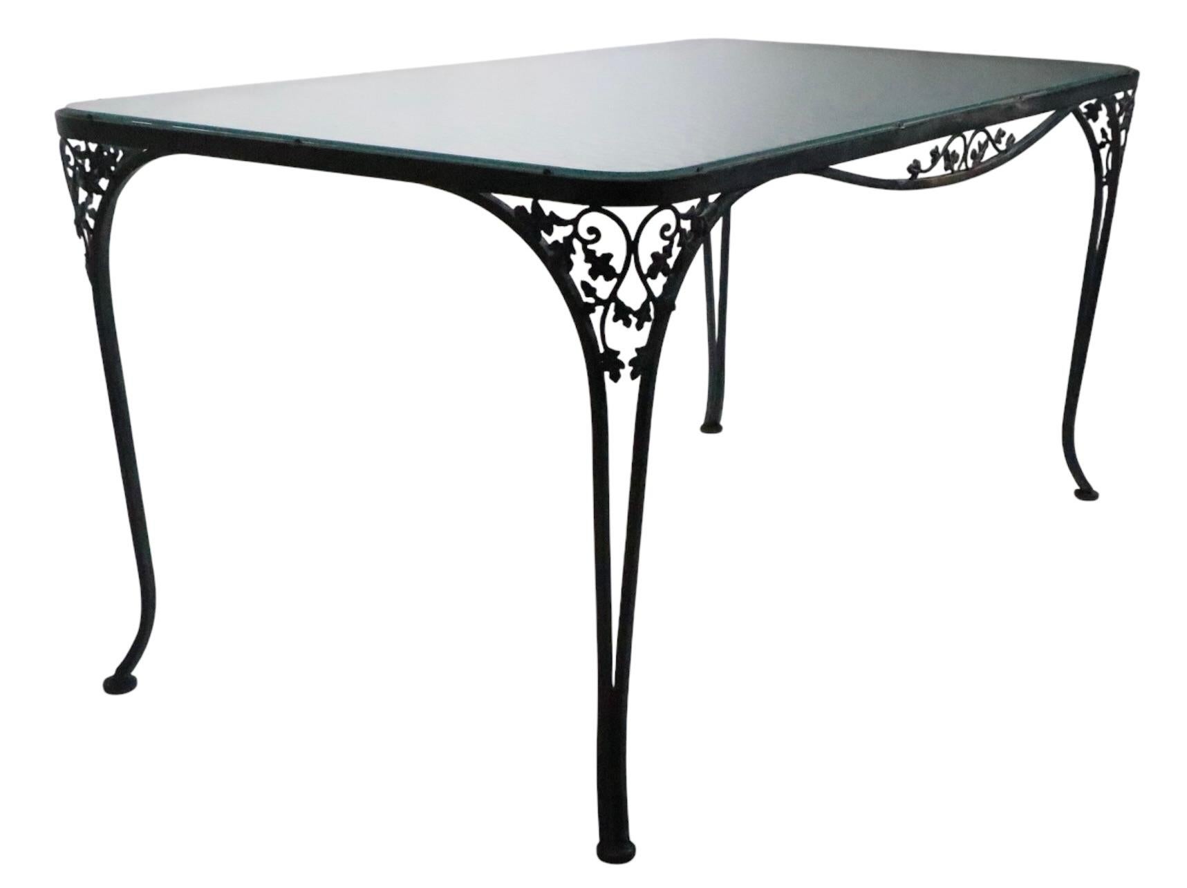 Fer forgé et verre  Table de jardin avec quatre chaises Woodard Orleans en vente 6