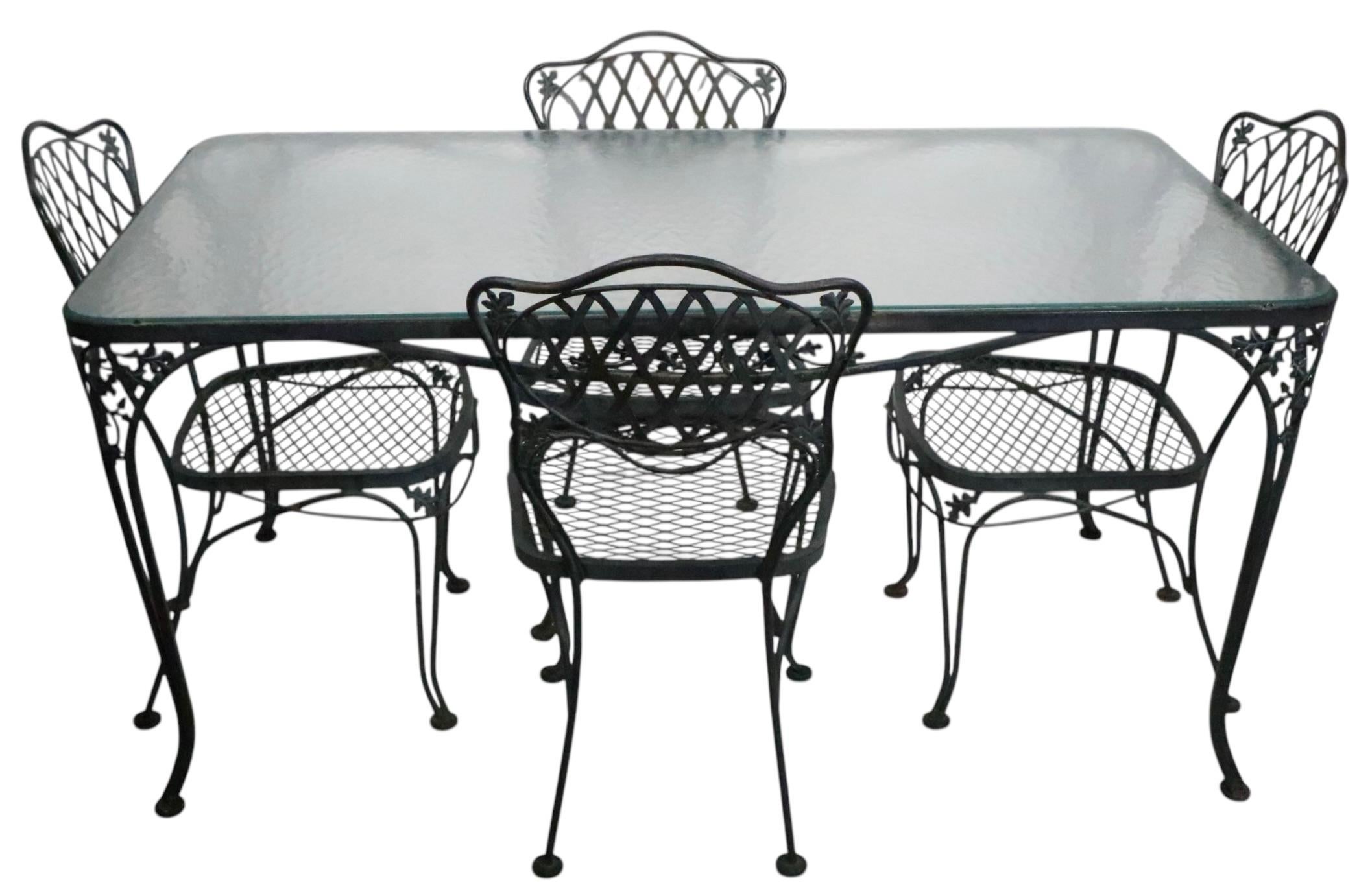 Fer forgé et verre  Table de jardin avec quatre chaises Woodard Orleans en vente 7