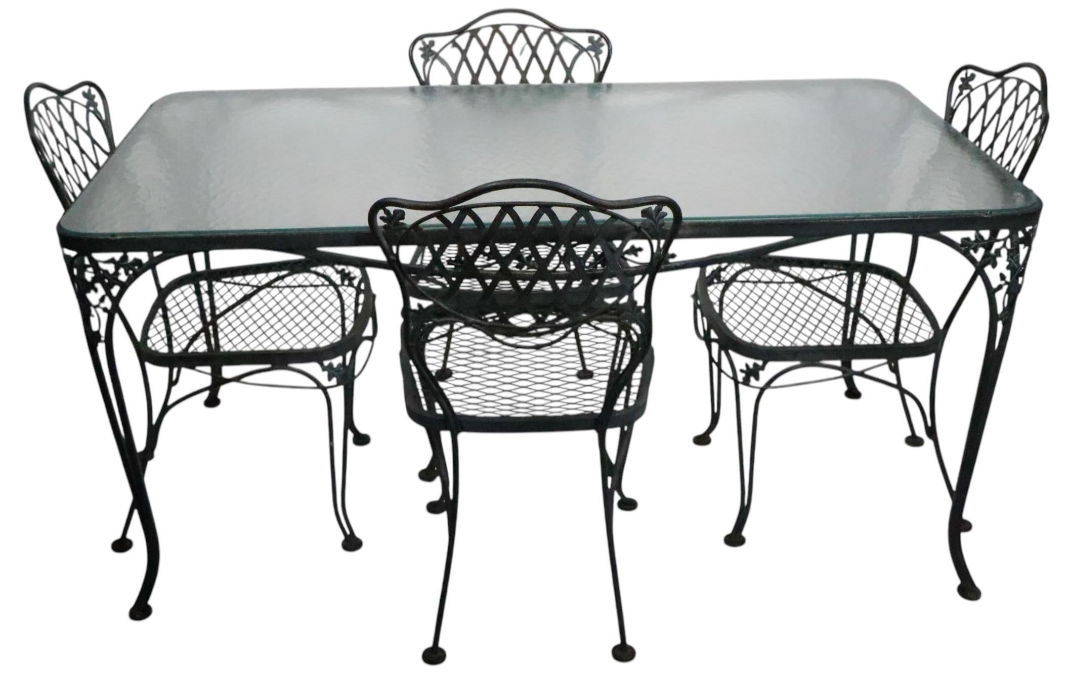 Fer forgé et verre  Table de jardin avec quatre chaises Woodard Orleans en vente 8