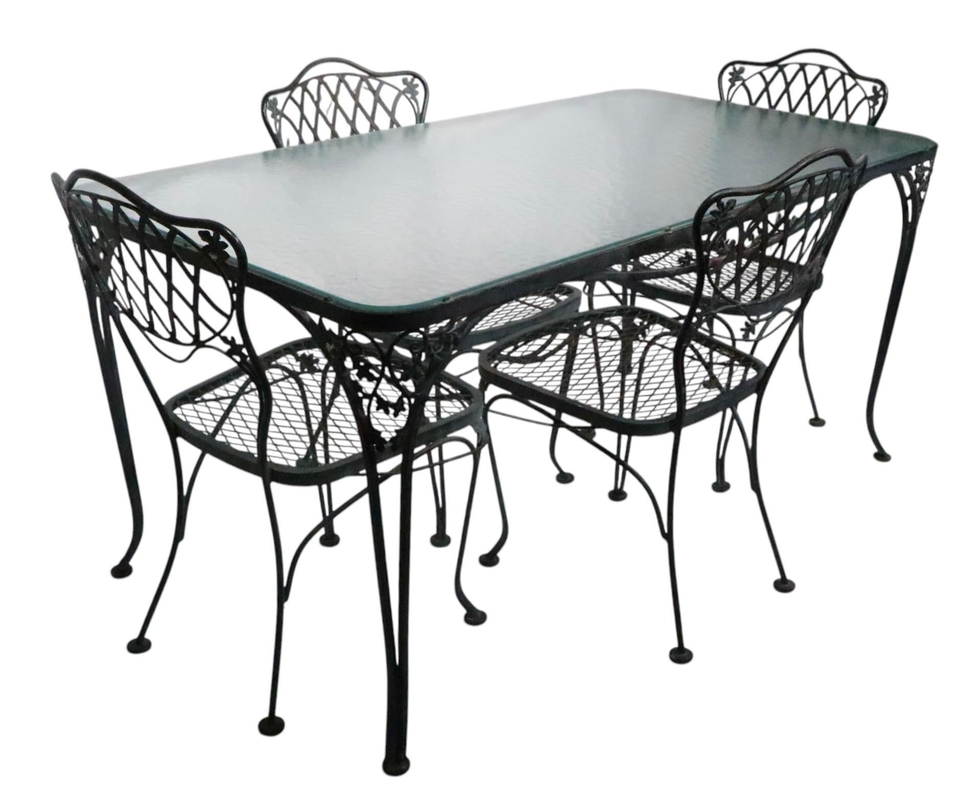 Fer forgé et verre  Table de jardin avec quatre chaises Woodard Orleans en vente 9