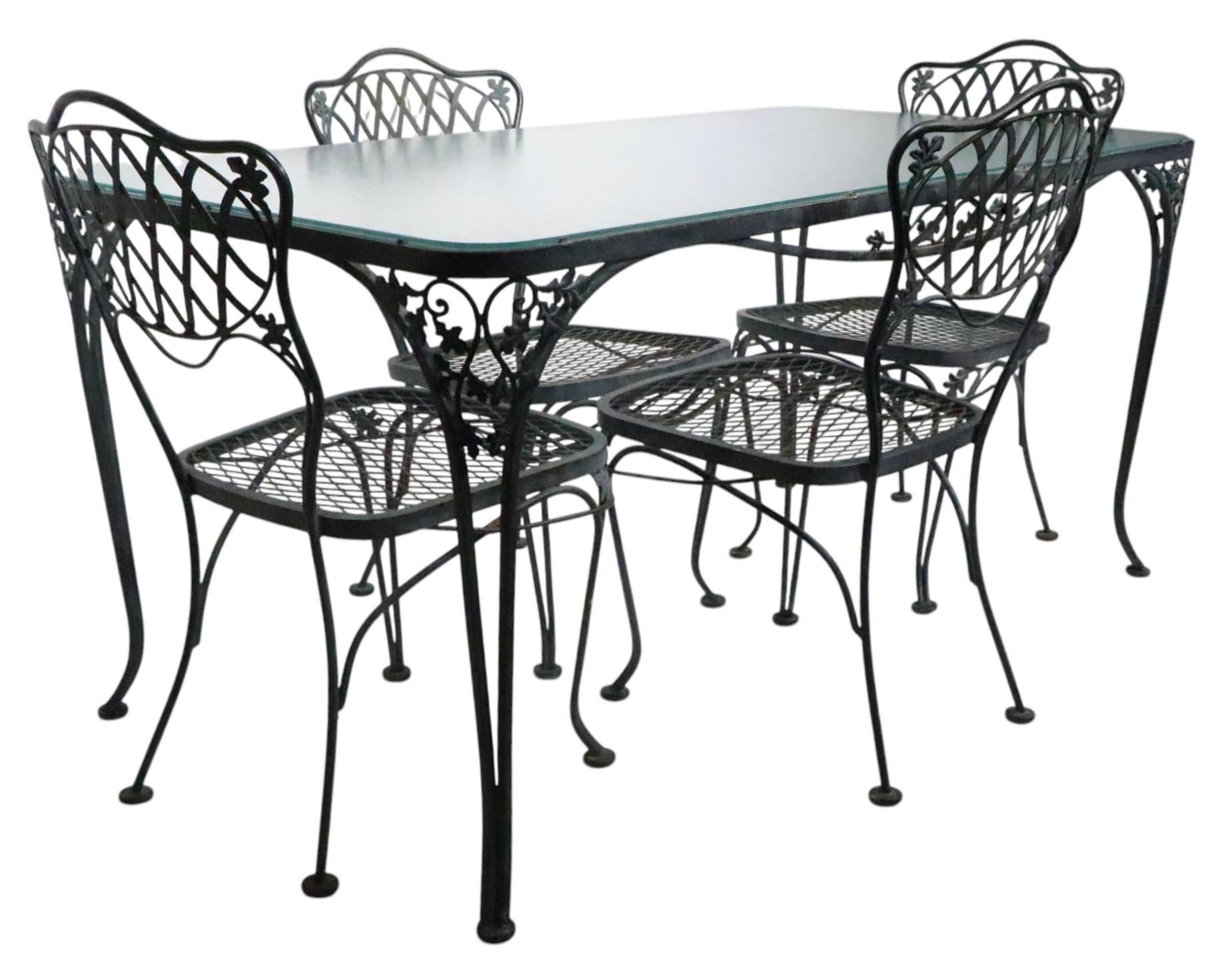 Fer forgé et verre  Table de jardin avec quatre chaises Woodard Orleans en vente 10