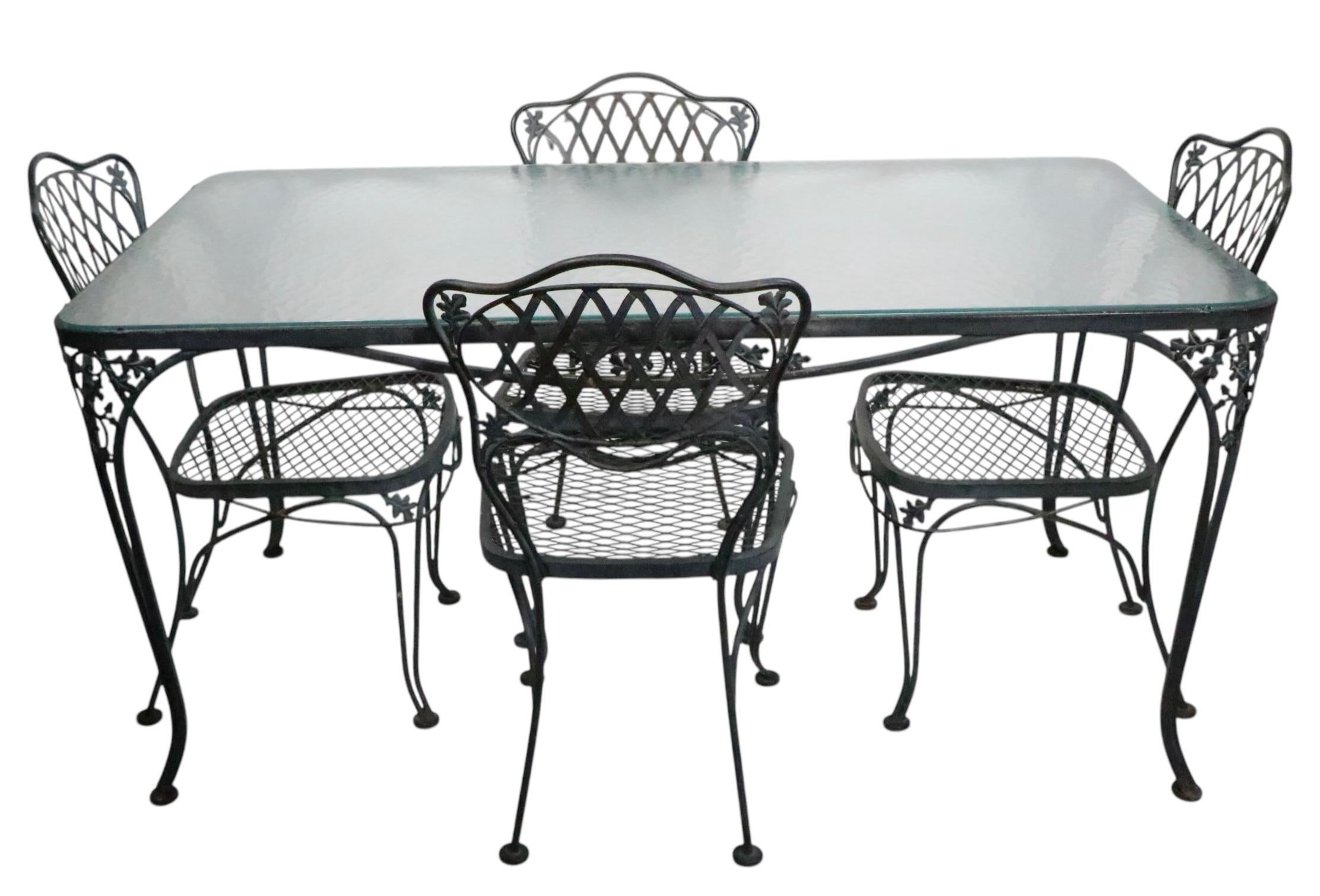 Fer forgé et verre  Table de jardin avec quatre chaises Woodard Orleans en vente 11