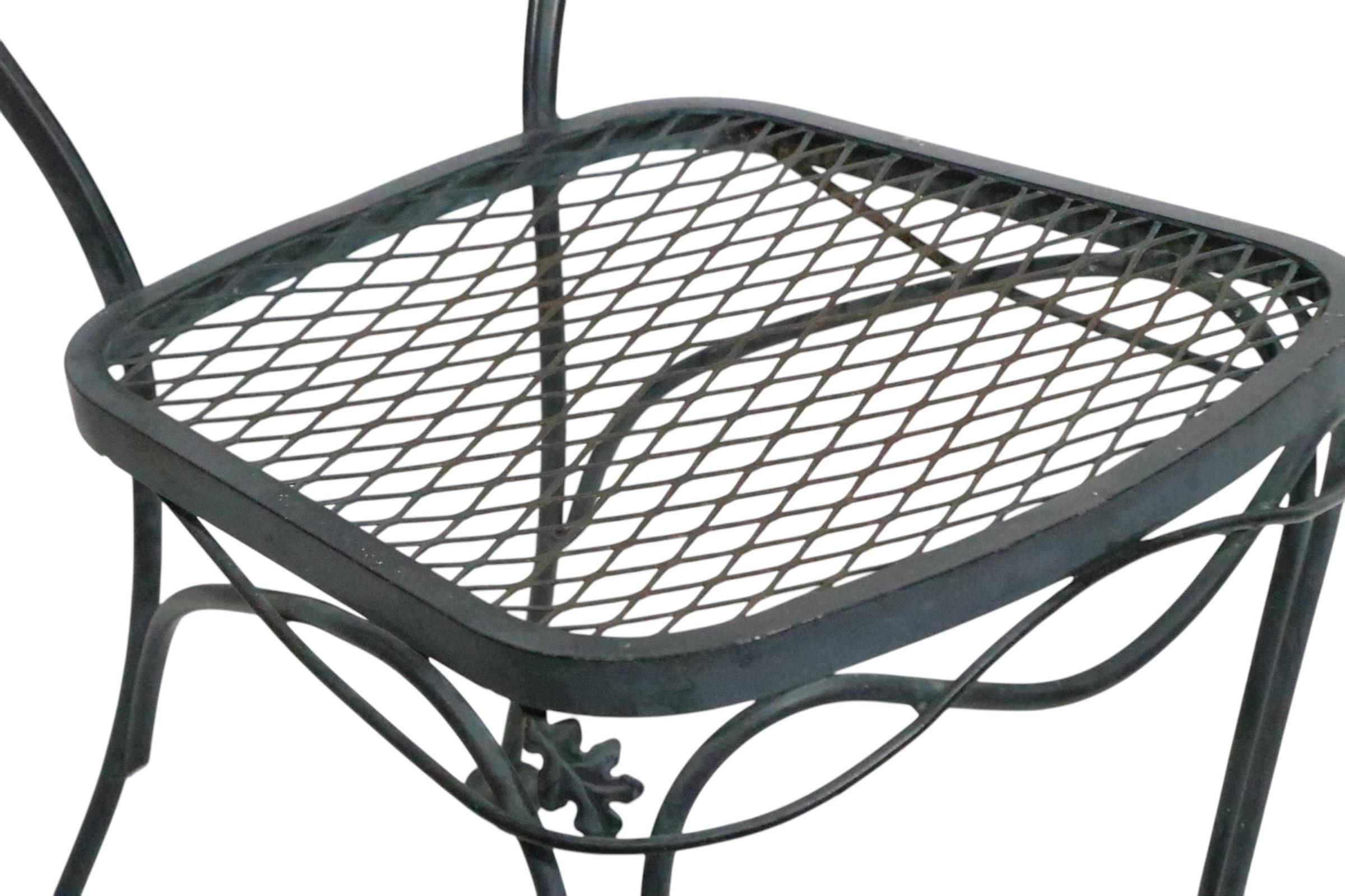 Fer forgé et verre  Table de jardin avec quatre chaises Woodard Orleans en vente 13