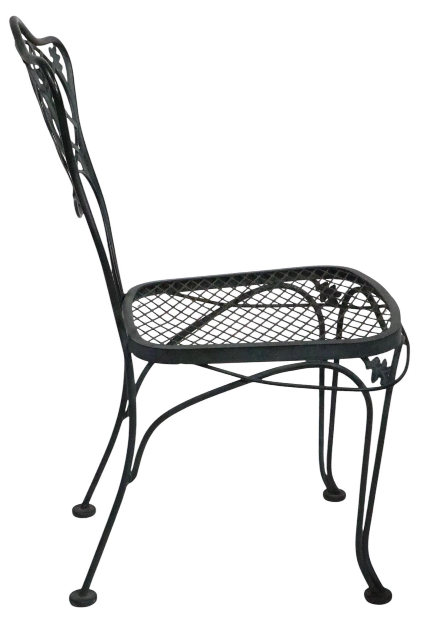 Américain Fer forgé et verre  Table de jardin avec quatre chaises Woodard Orleans en vente