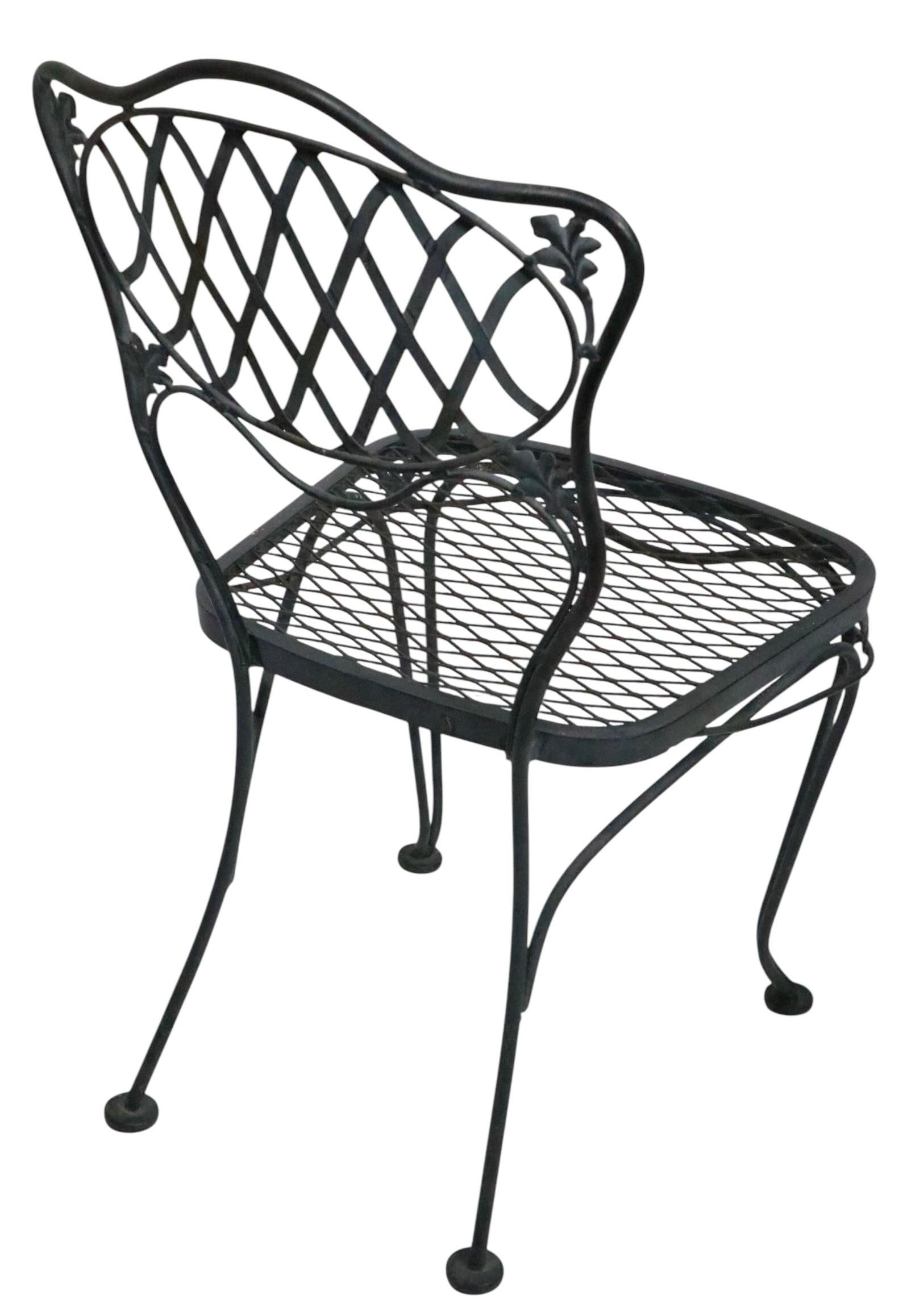 Fer forgé et verre  Table de jardin avec quatre chaises Woodard Orleans Bon état - En vente à New York, NY