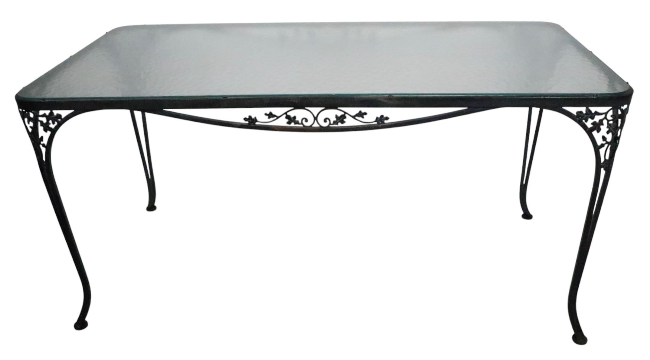 20ième siècle Fer forgé et verre  Table de jardin avec quatre chaises Woodard Orleans en vente