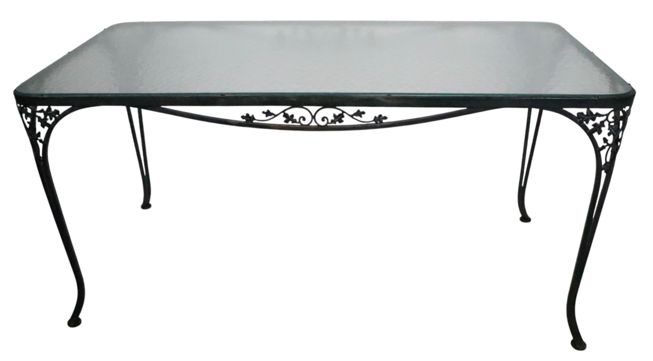 Verre Fer forgé et verre  Table de jardin avec quatre chaises Woodard Orleans en vente