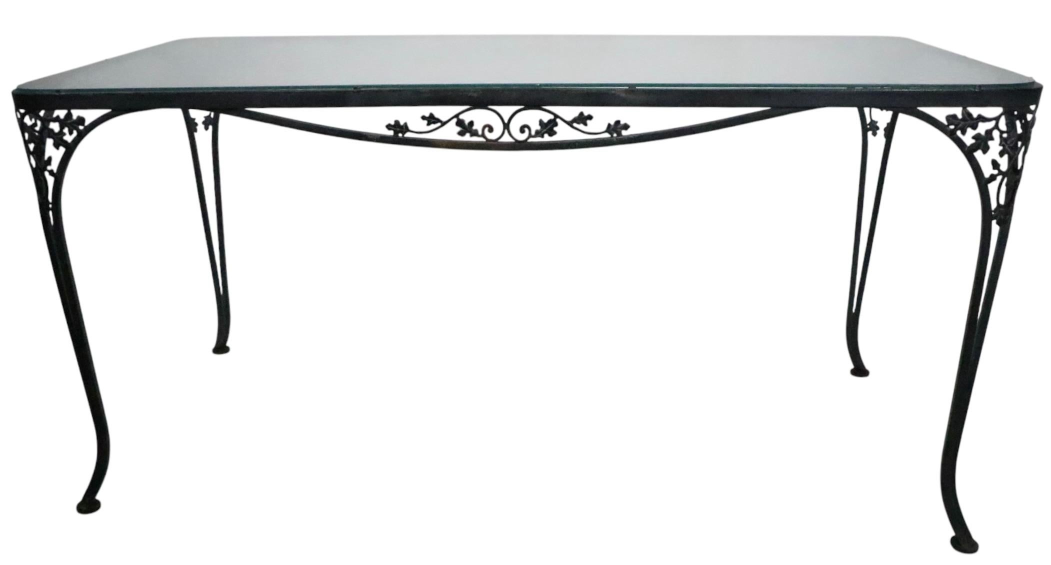 Fer forgé et verre  Table de jardin avec quatre chaises Woodard Orleans en vente 1