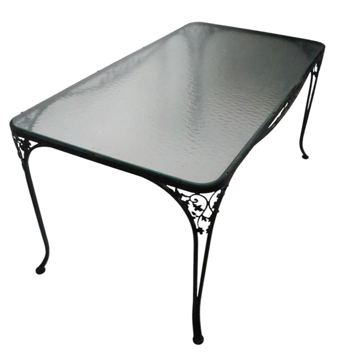 Fer forgé et verre  Table de jardin avec quatre chaises Woodard Orleans en vente 2